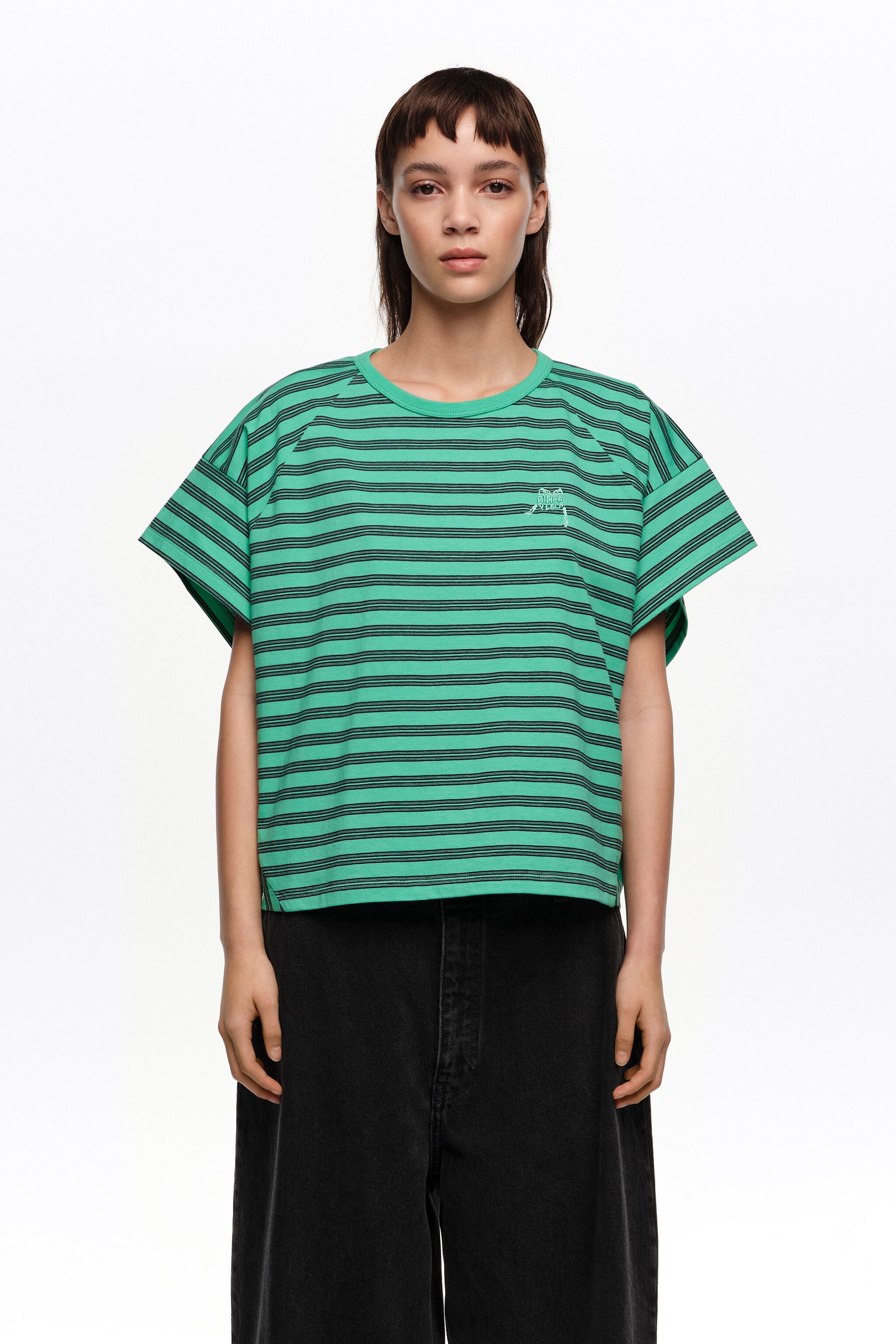 Camiseta corta con rayas verdes y logotipo bordado