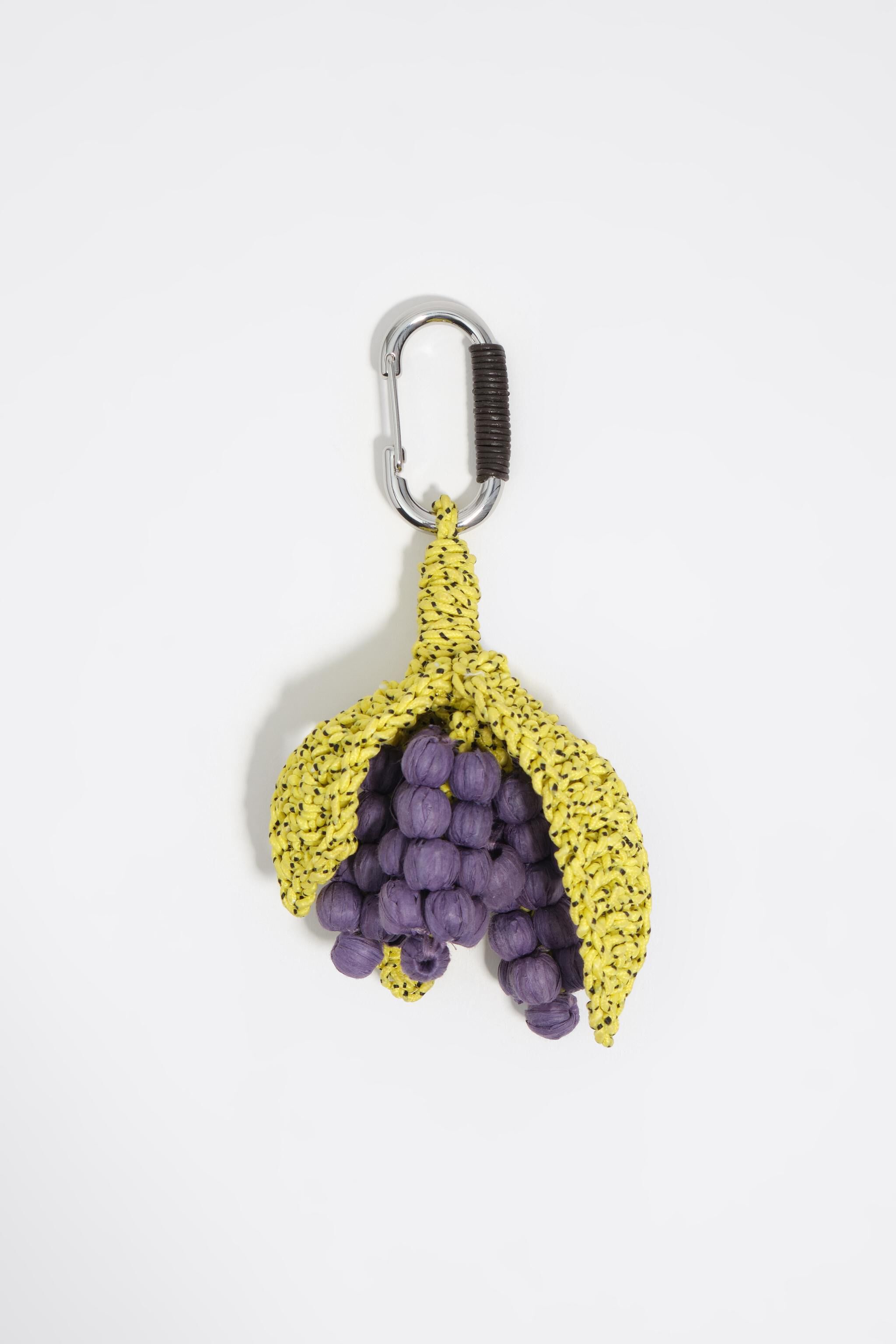 Llavero con efecto rafia y cuerda de uvas