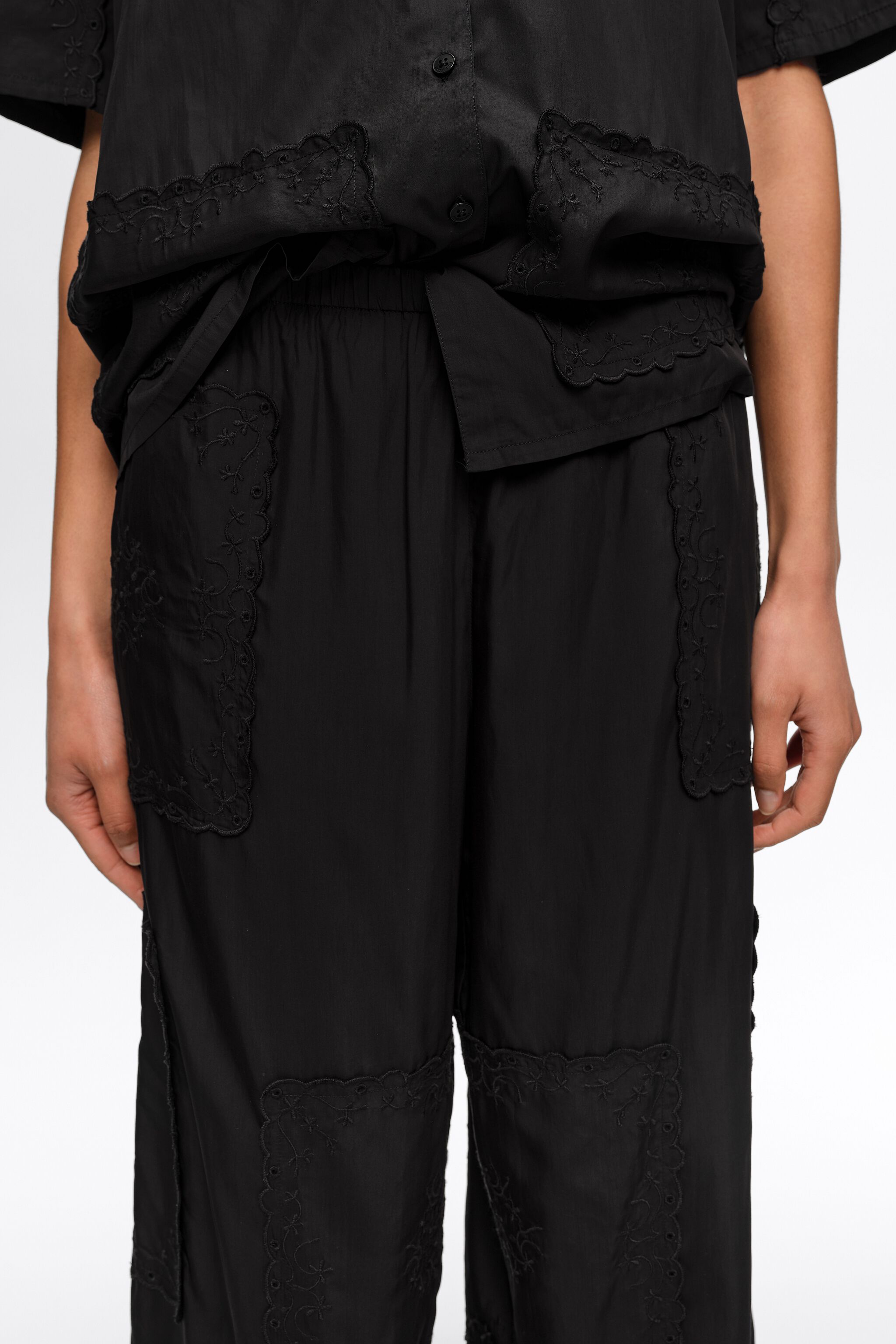 Pantalón de patchwork bordado con estampado de pañuelo negro