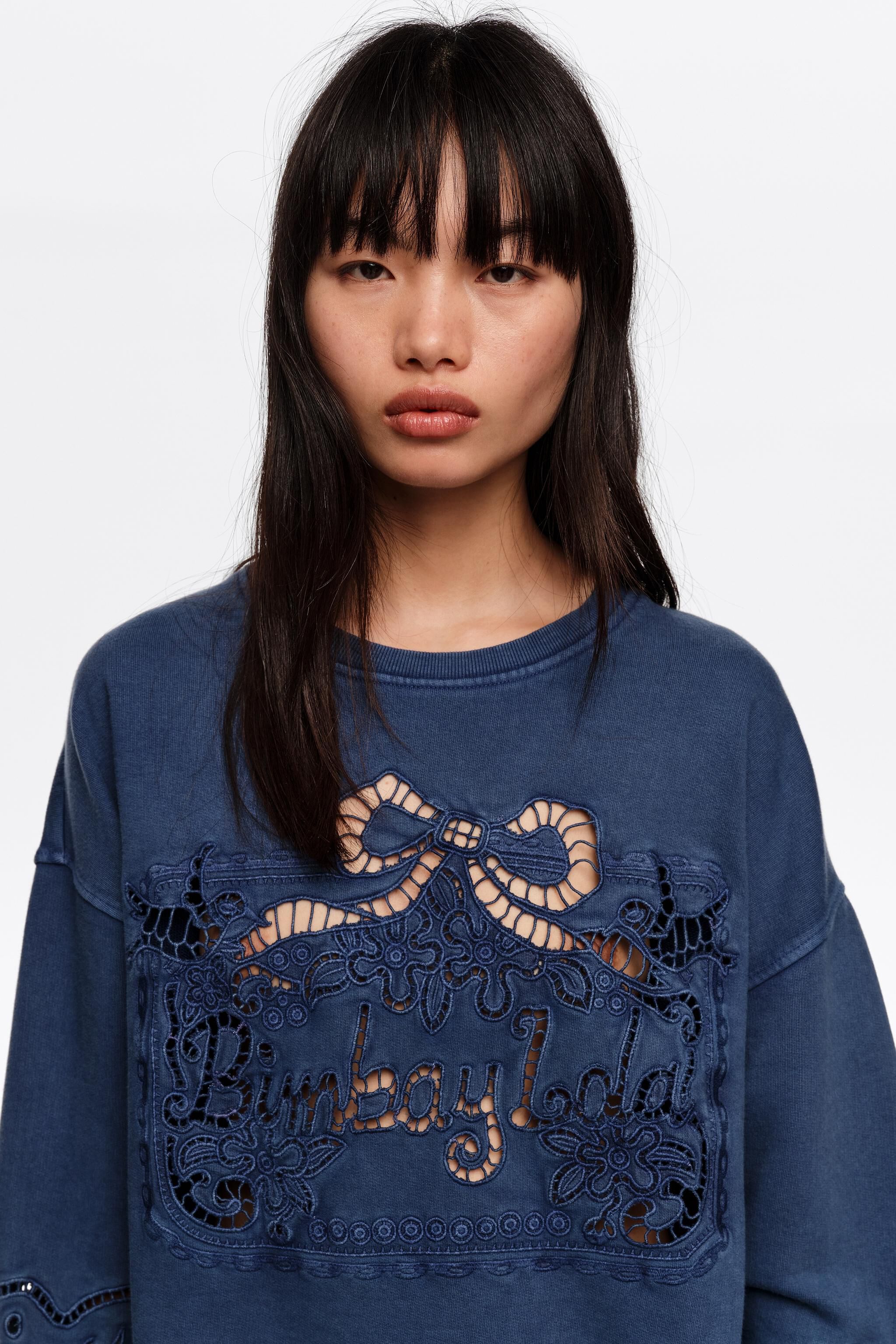 Sudadera azul desgastada con logo maxi broderie anglaise