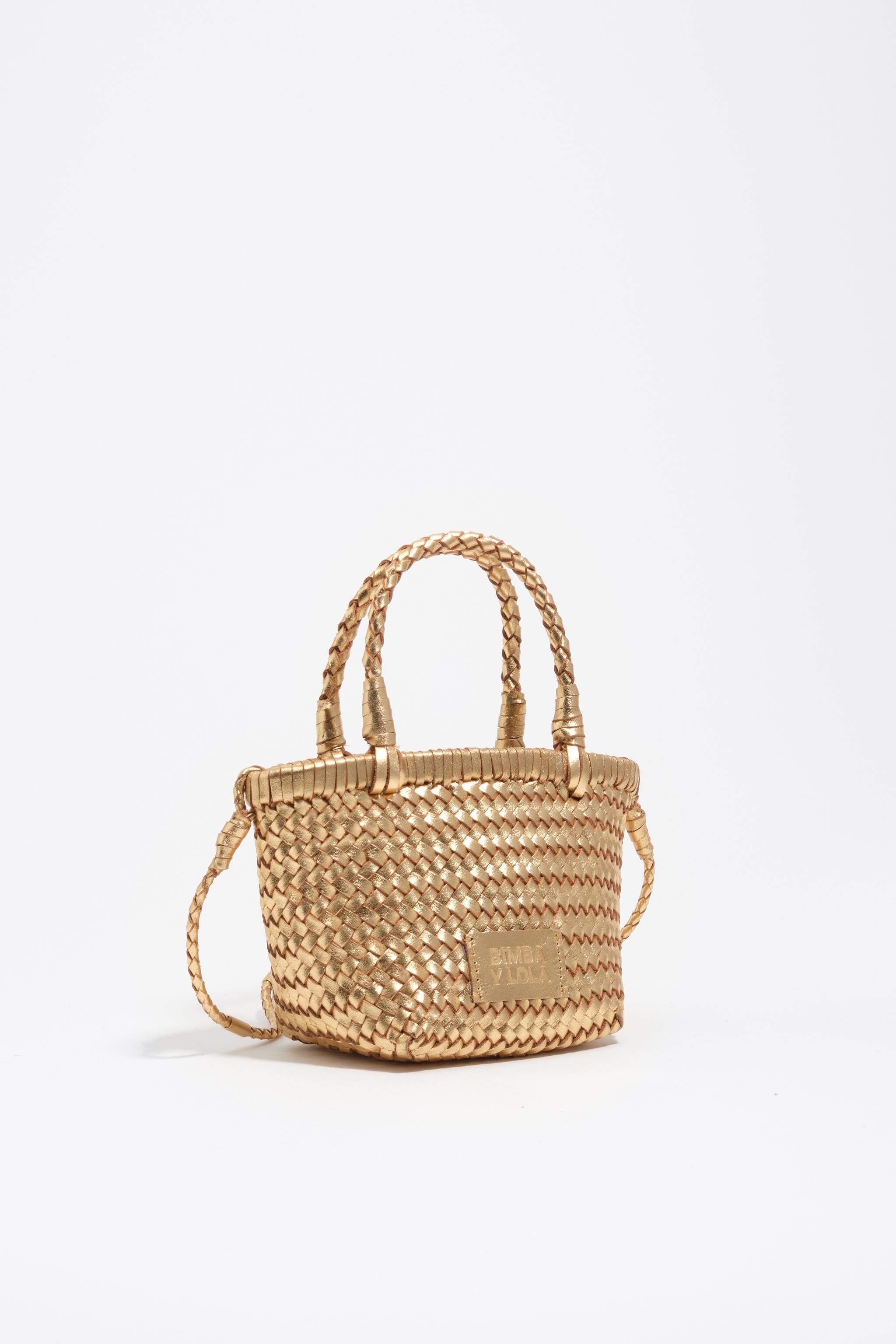 Bolso mini de cuero con acabado dorado