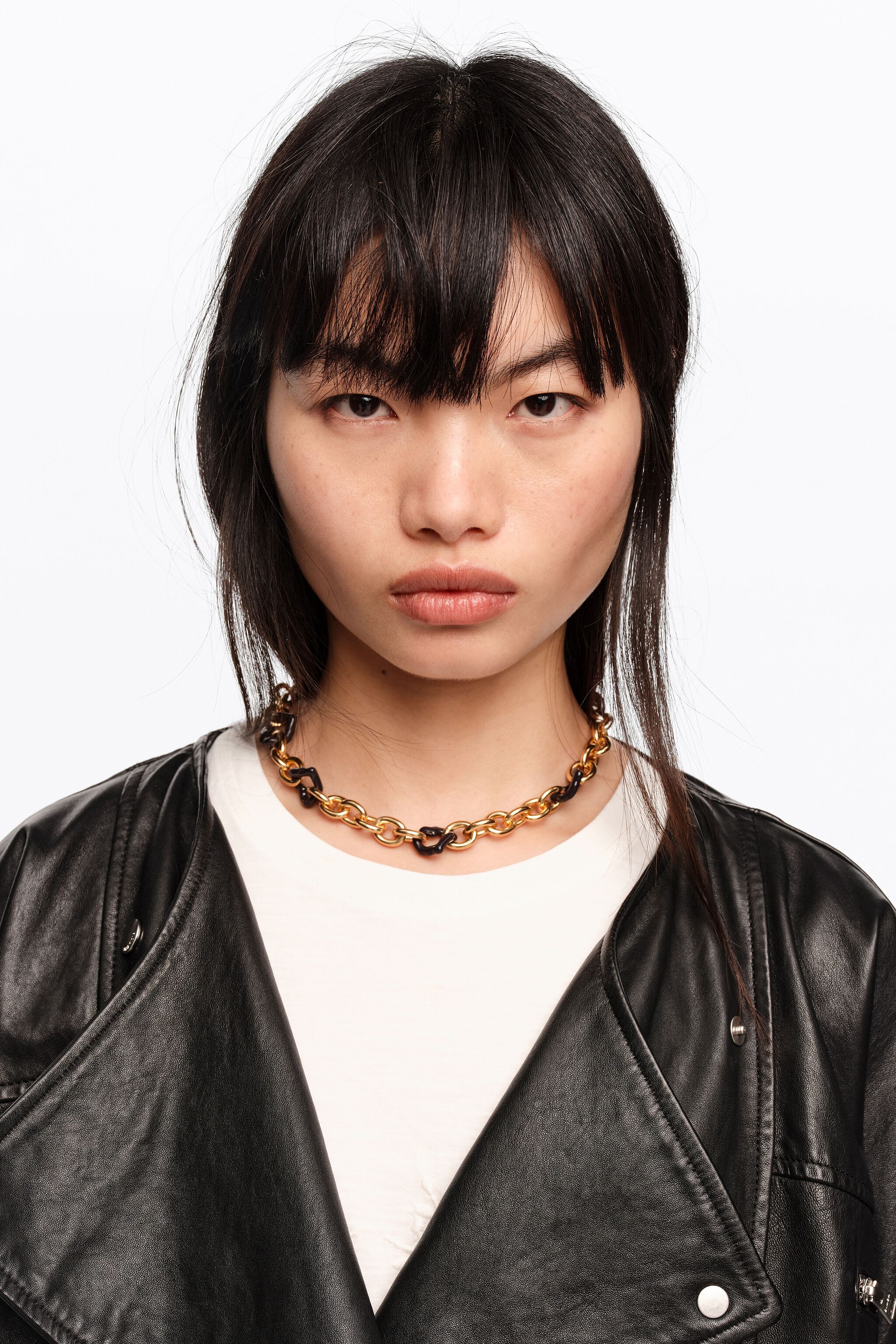 Collar de corazón con textura dorada y esmalte marrón