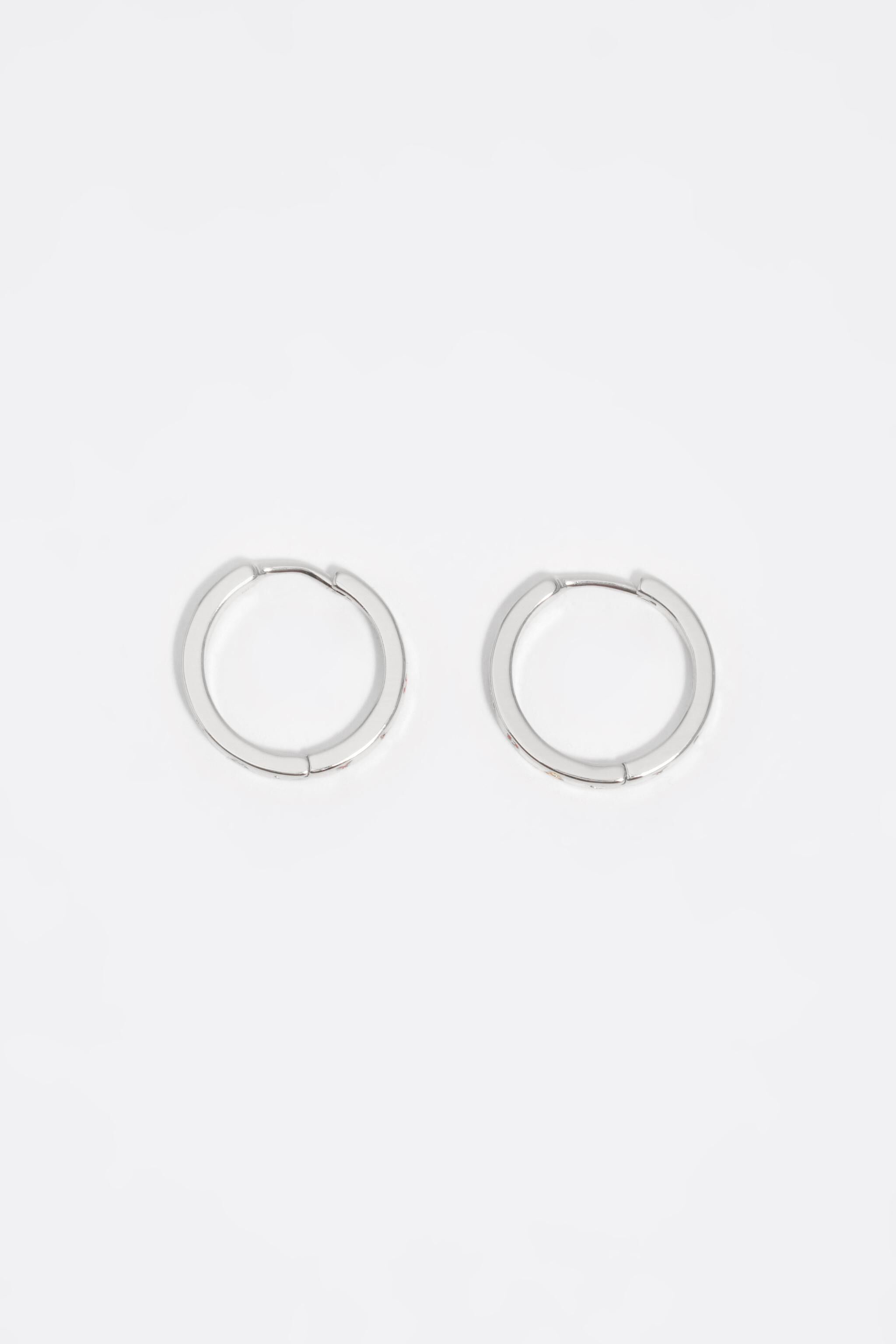 Aretes de aro con logotipo plateado y multicolor