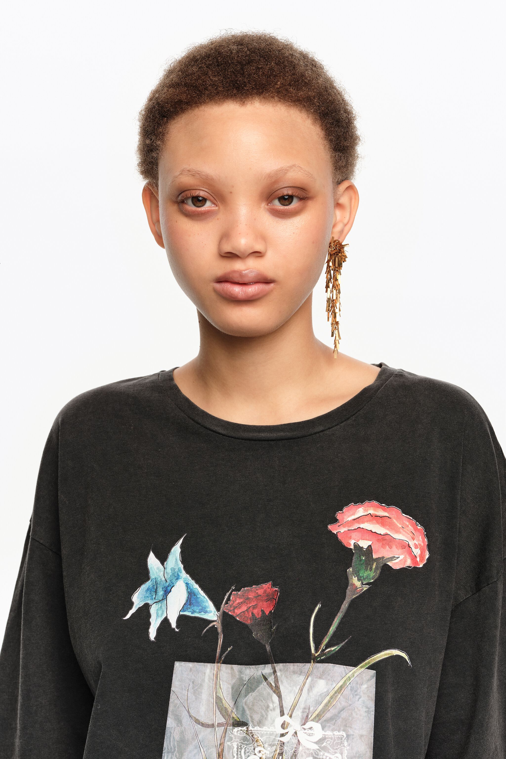 Camiseta de algodón orgánico con estampado floral en negro desvanecido