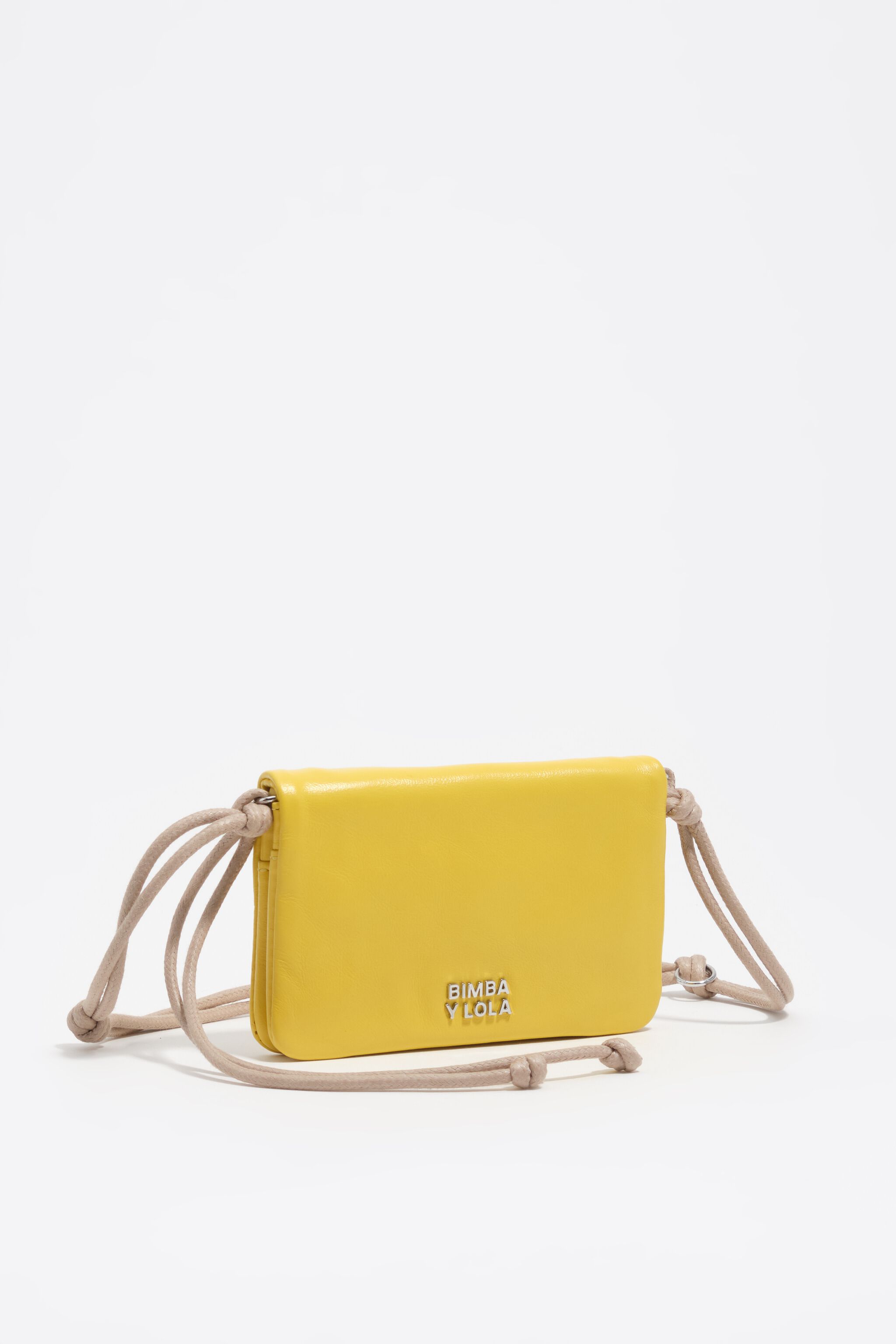 Billetera de cuero amarilla pequeña con solapa