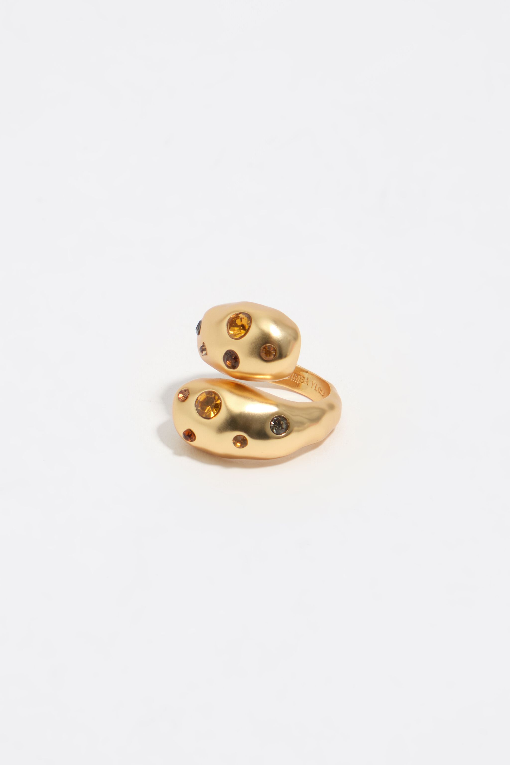 Anillo de cristales entrecruzados con textura mate dorada