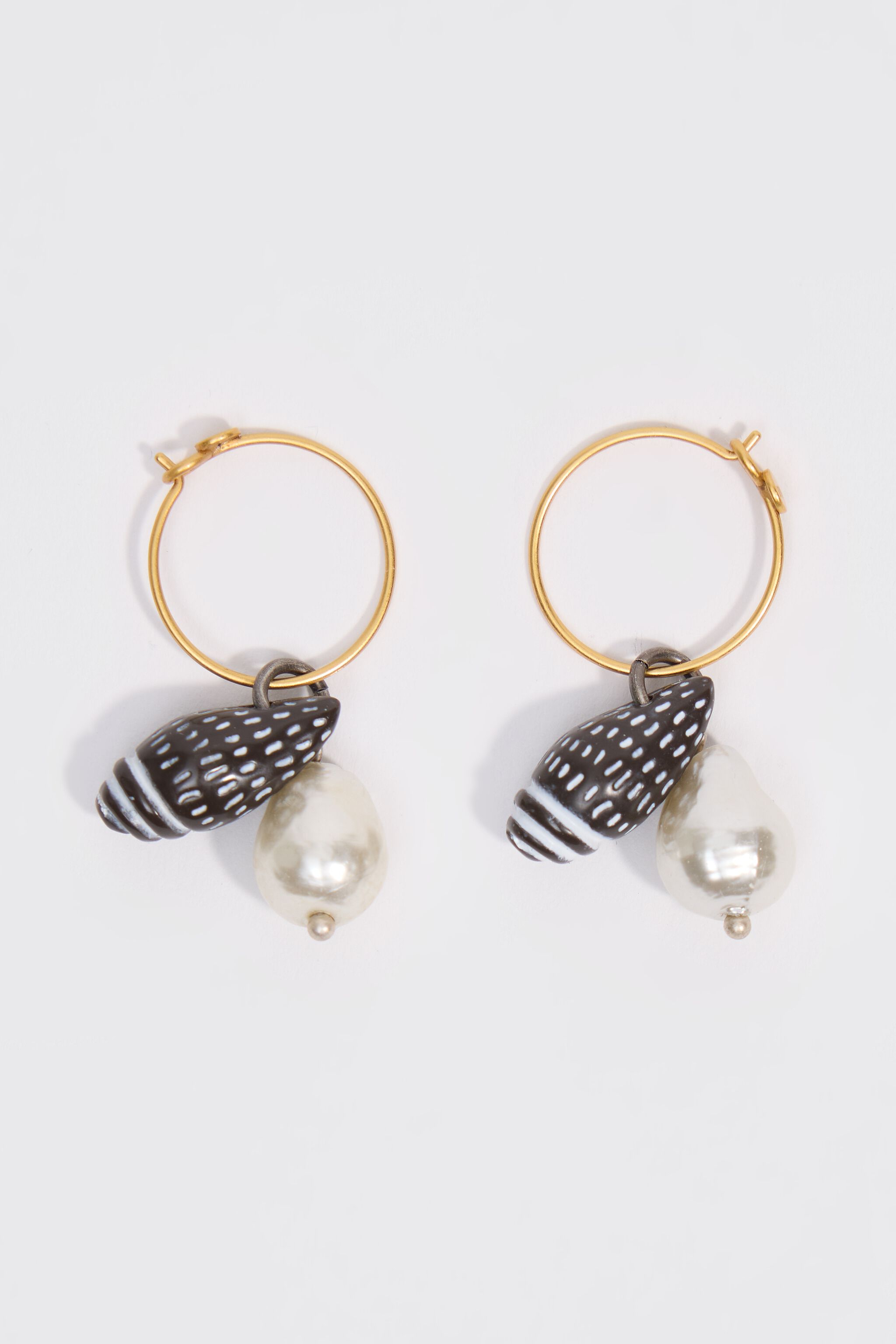 Aretes de aro dorado con concha y perla