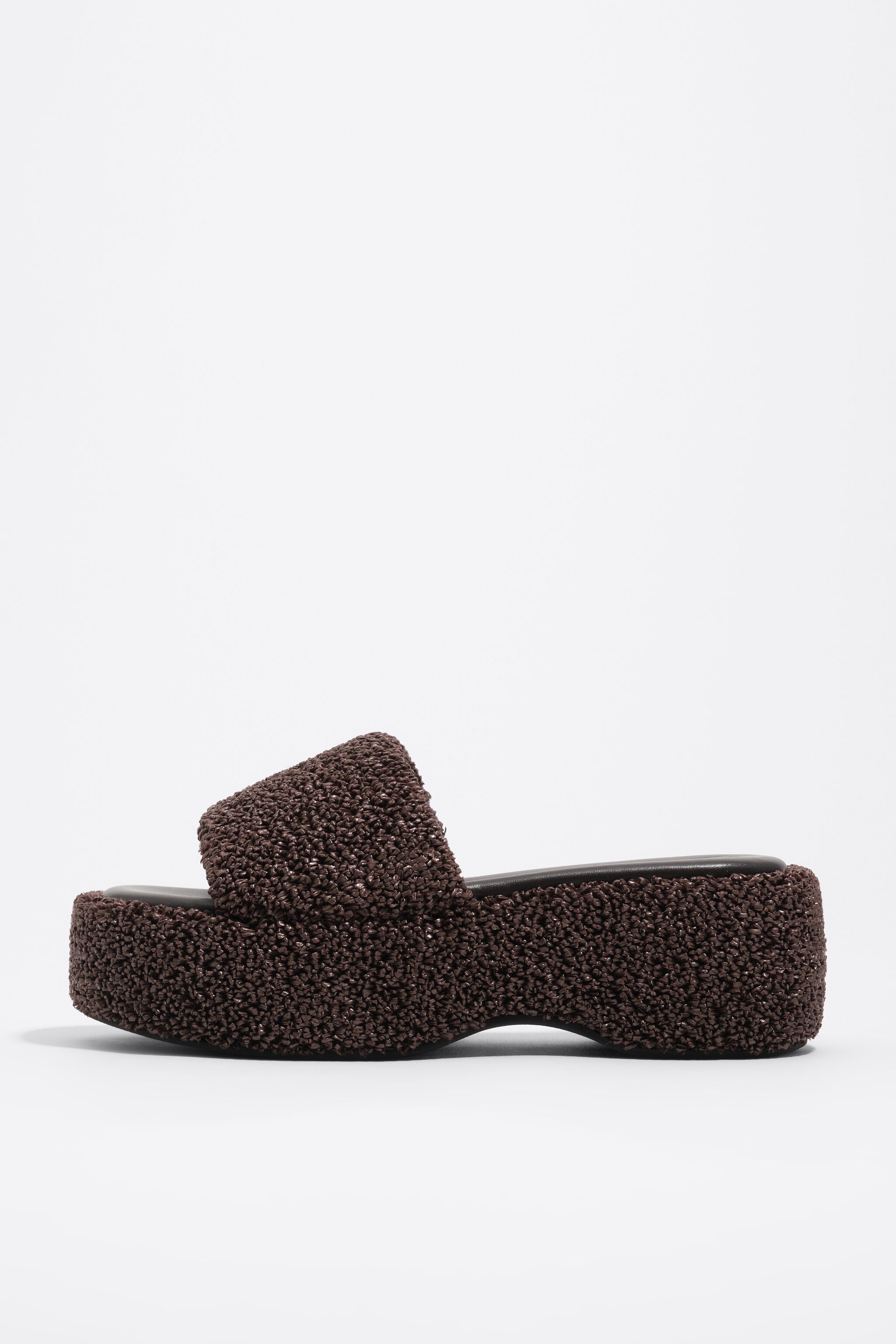 Sandal de plataforma con tela chocolate
