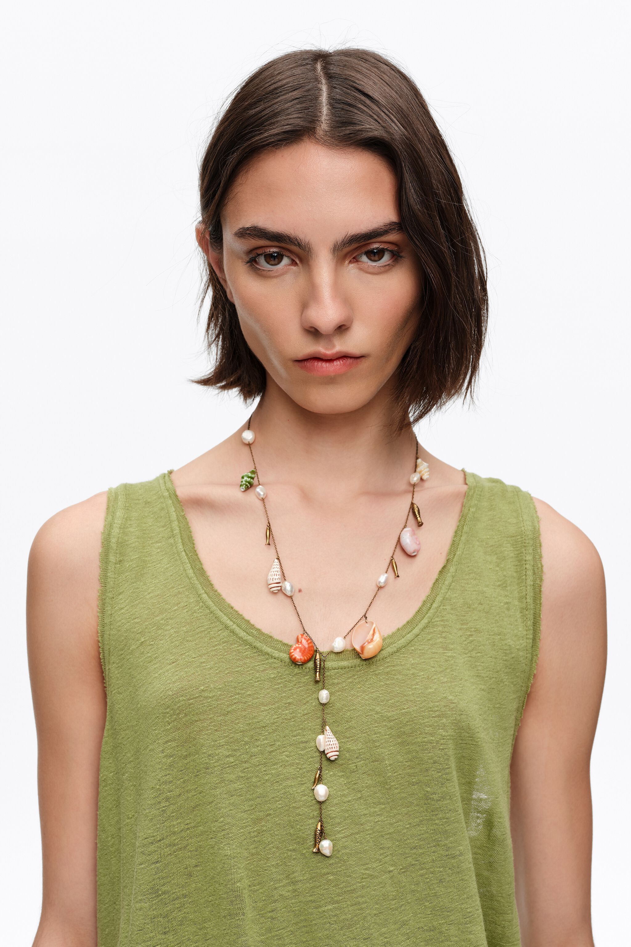 Collar de oro envejecido con pez de cerámica y conchas