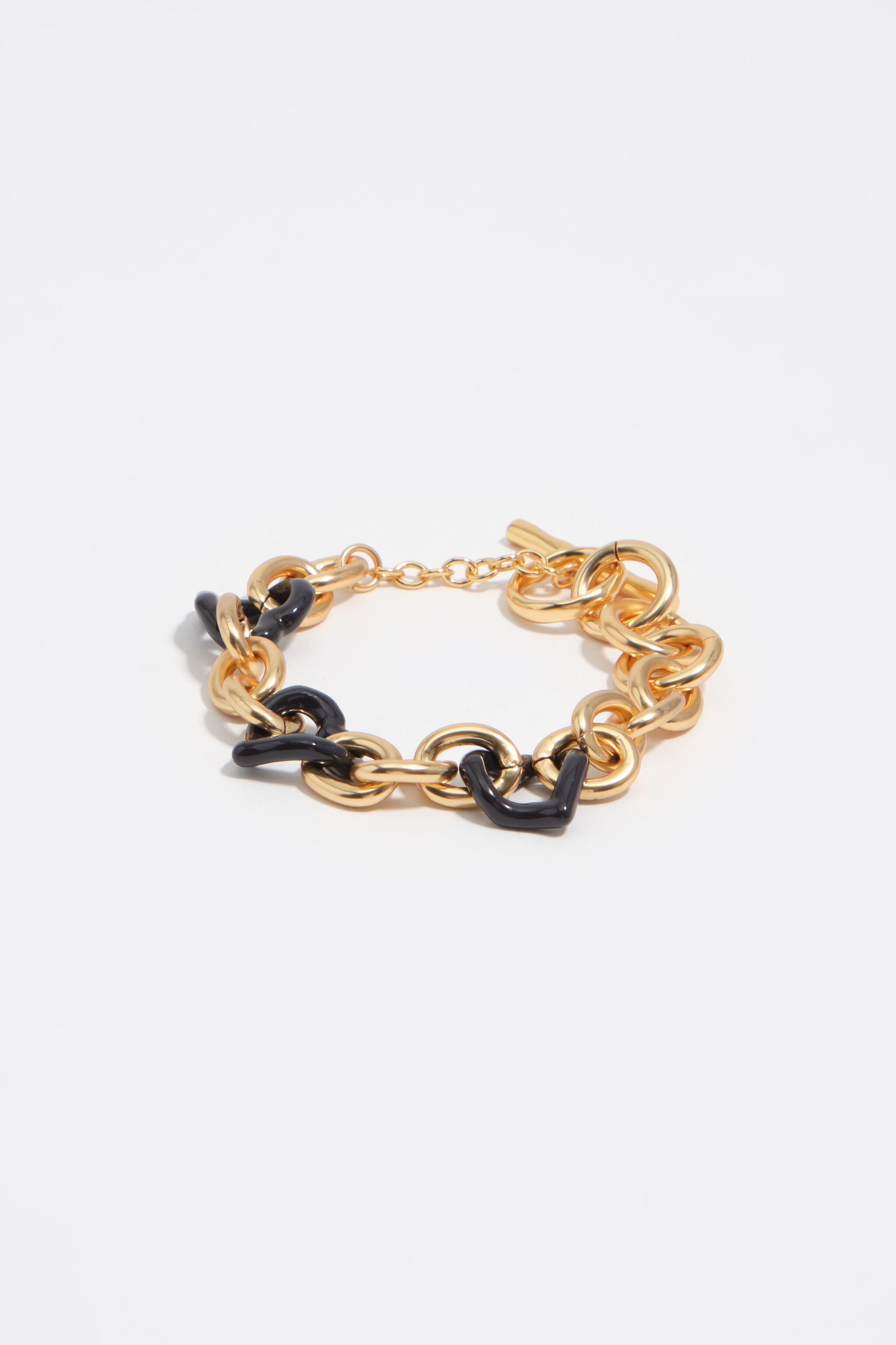 Pulsera con textura dorada y esmalte marrón