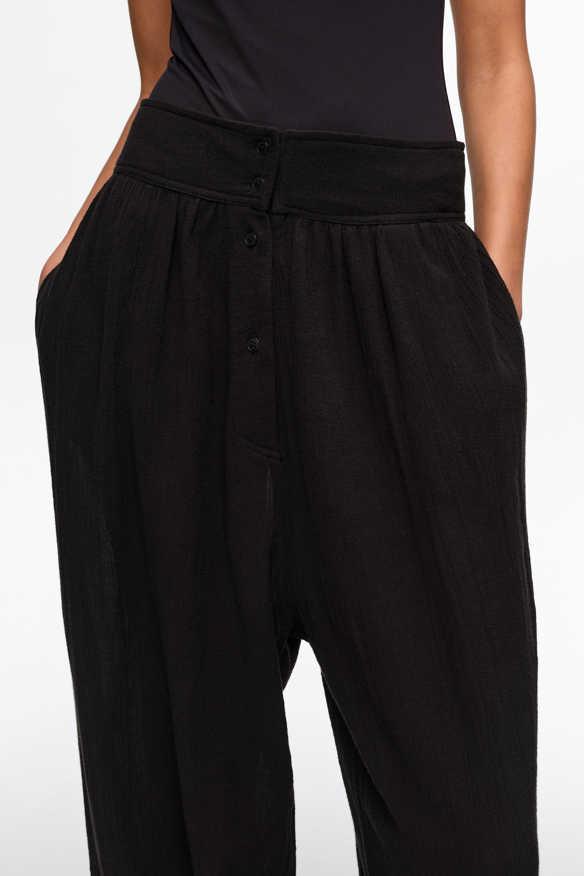 Pantalones de algodón con textura negra tipo harem