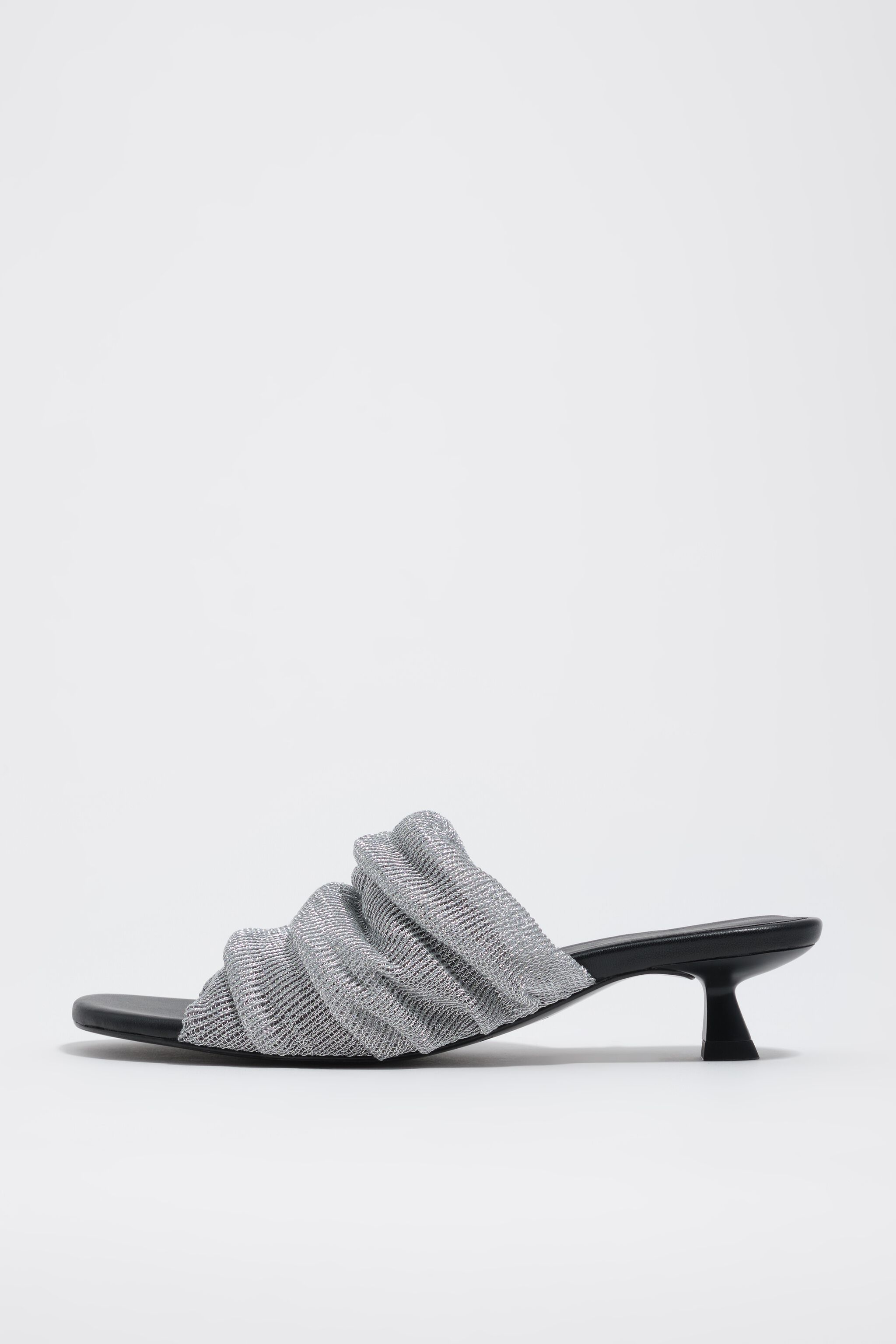 Sandal con tacón bajo de malla plateada