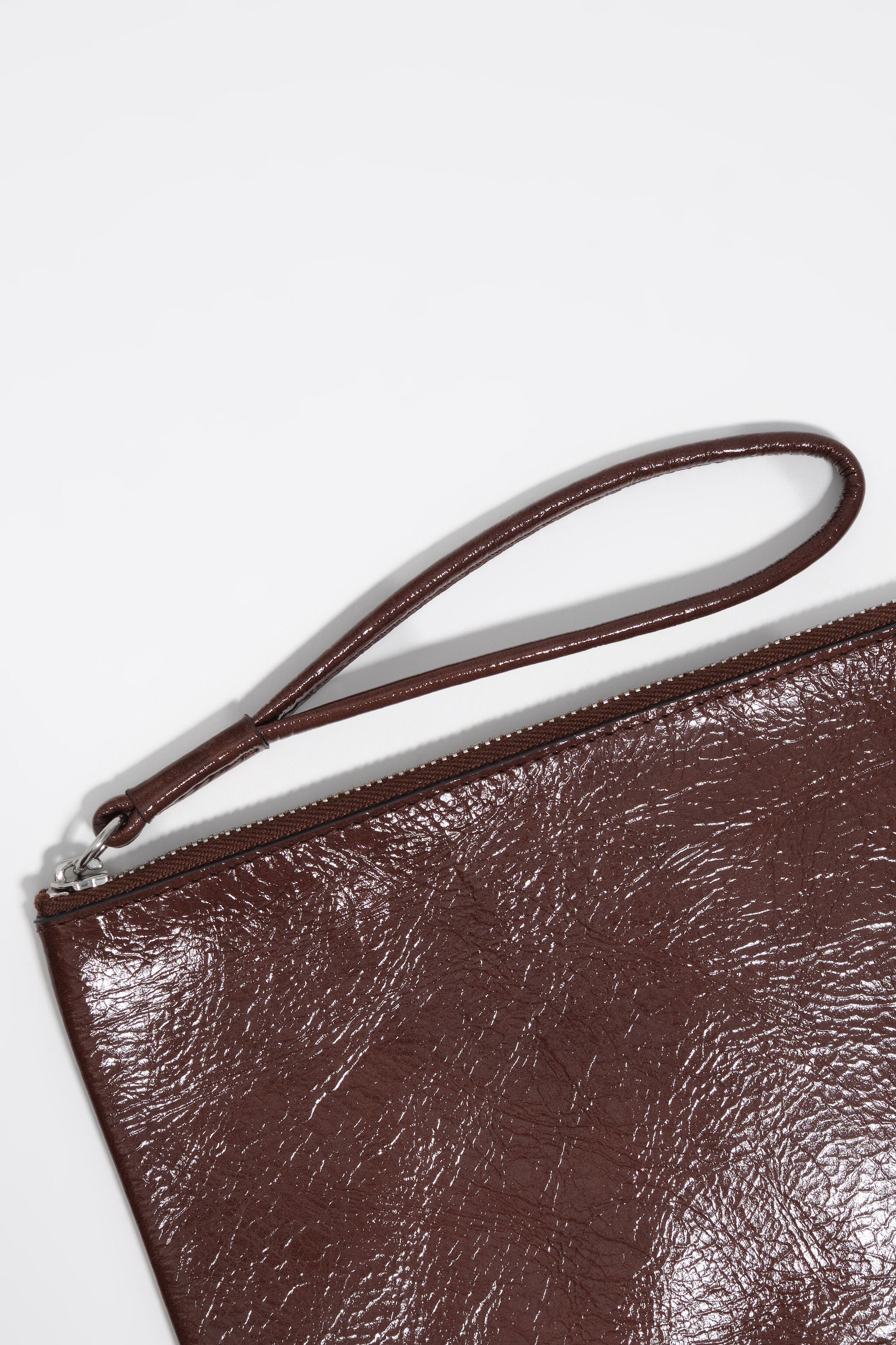 Bolso de mano de cuero con acabado medio brillante moca
