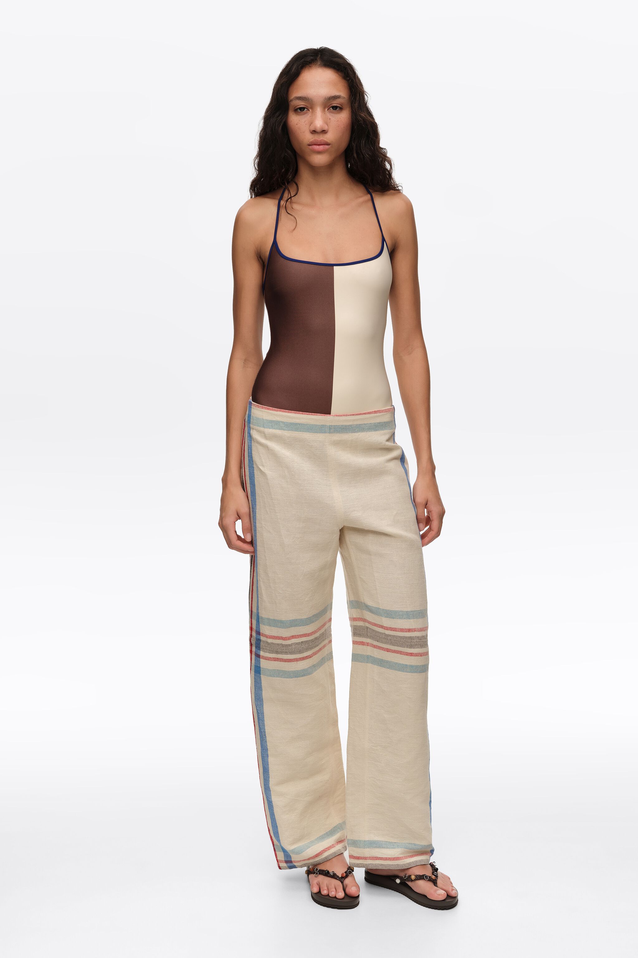 Pantalones rectos de lino ecru con estampado de rayas hasta el tobillo