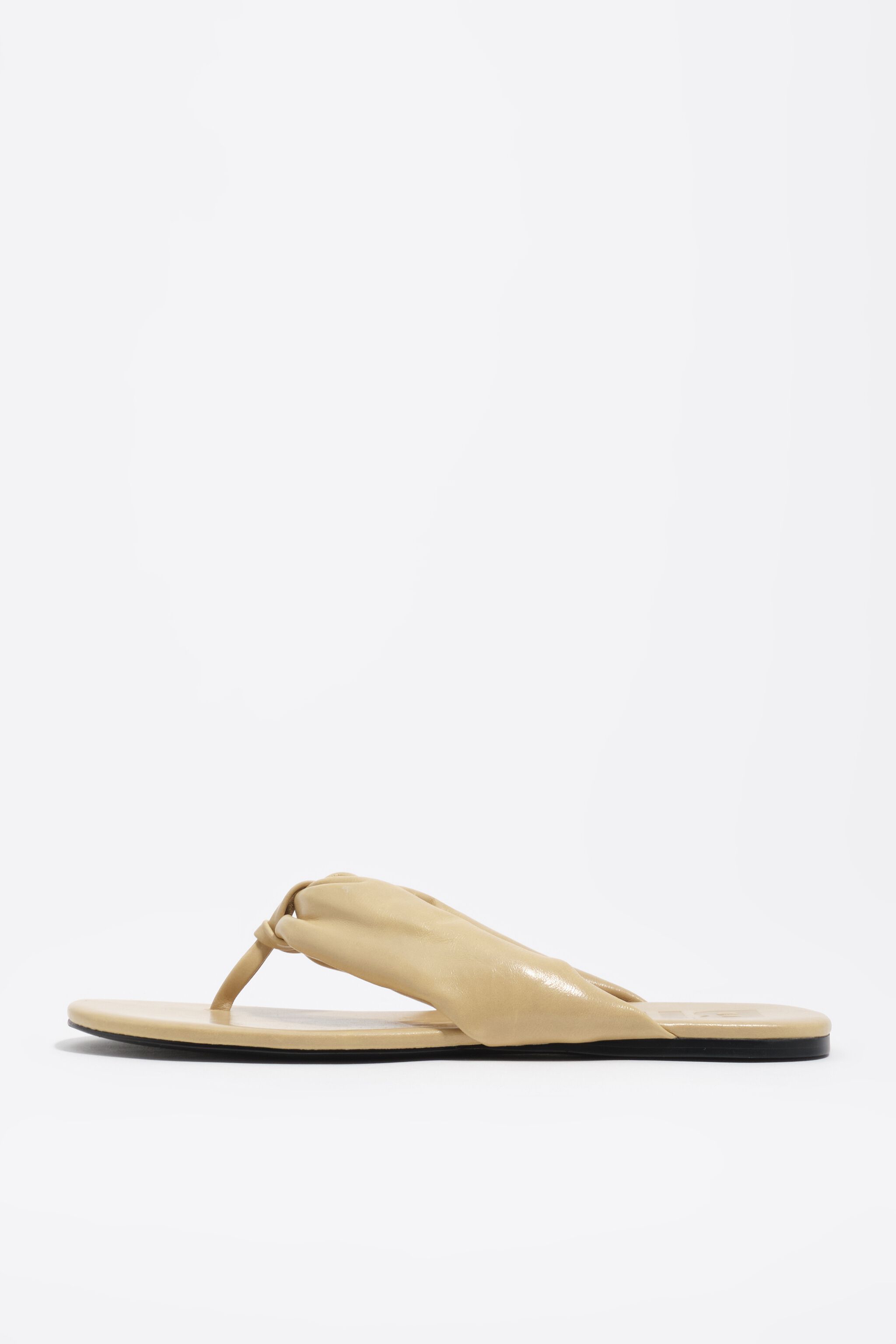 Sandal plano tubular de cuero amarillo