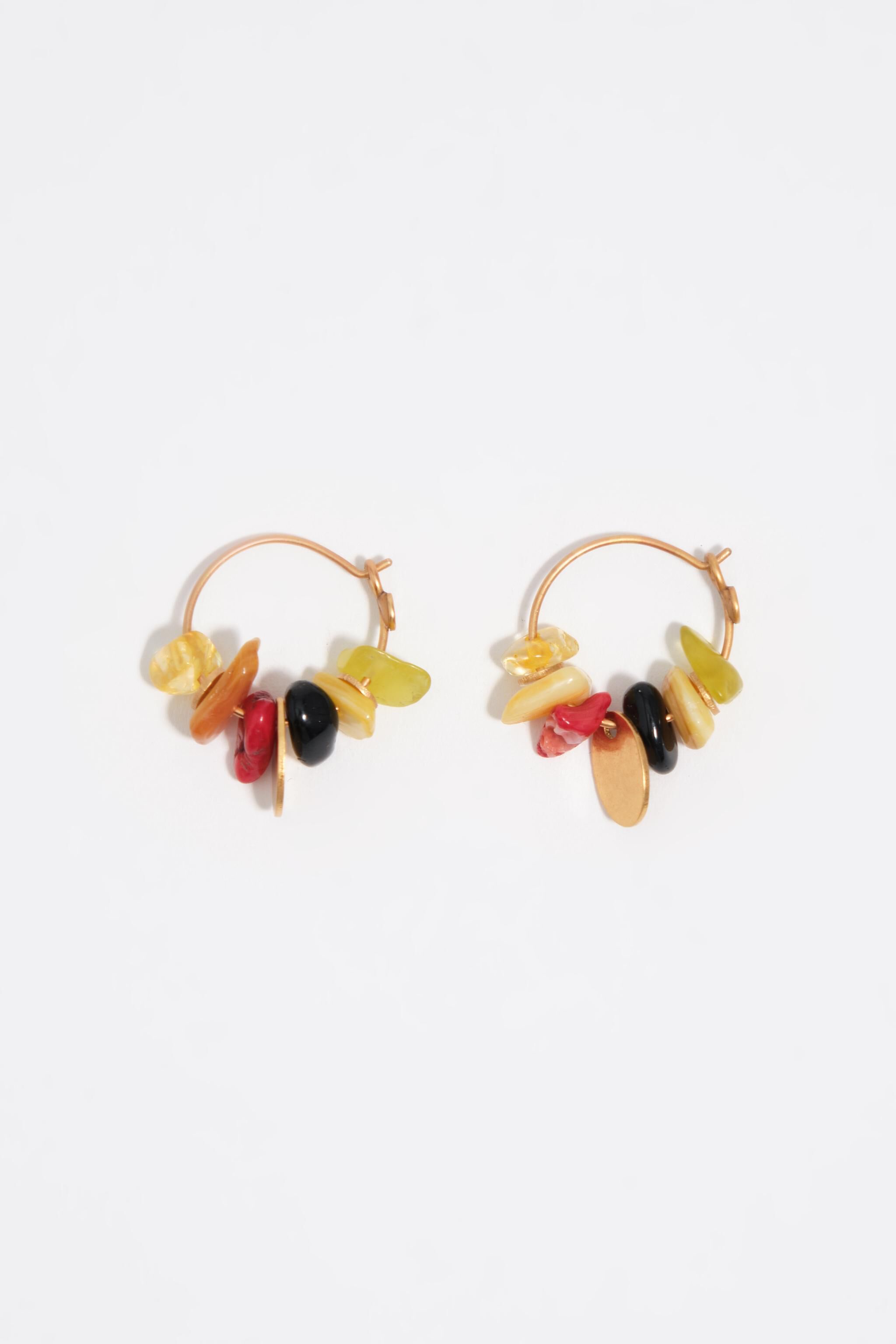 Aretes de aro con piedras y textura metálica en oro envejecido