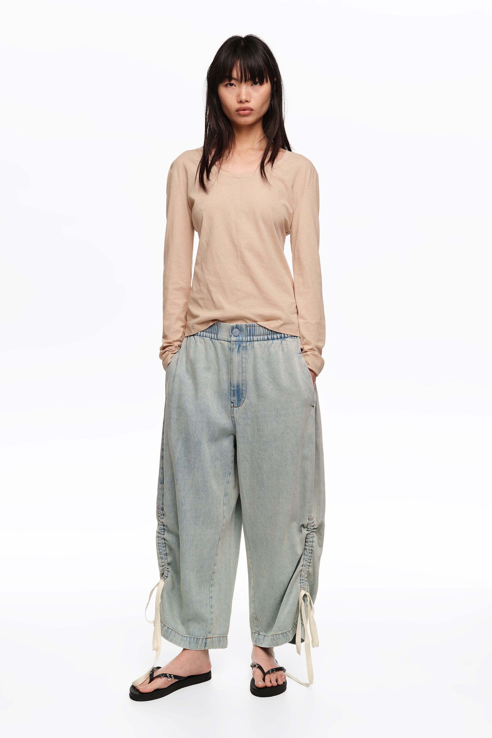 Pantalones jogger de denim azul claro con volantes