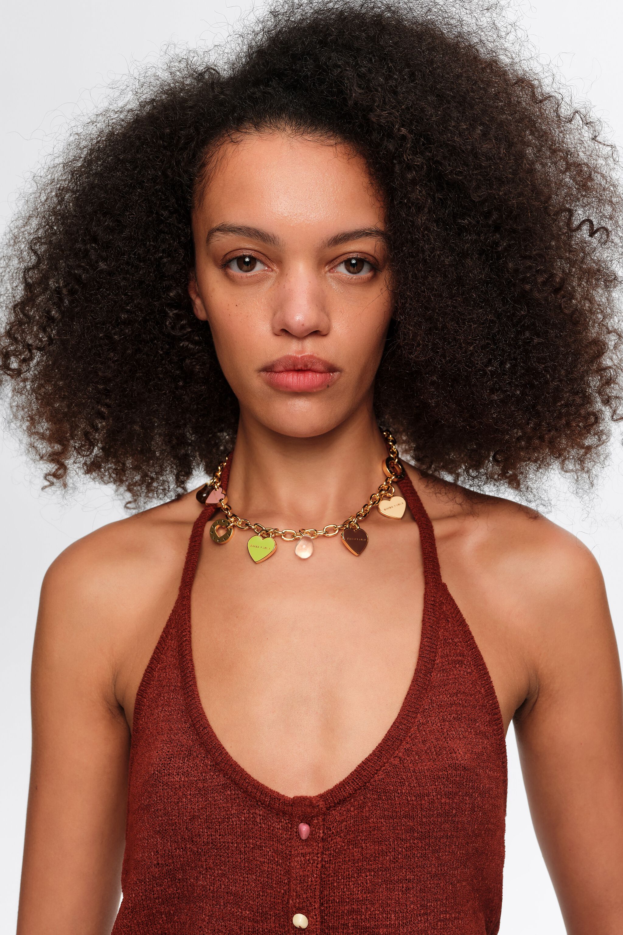 Collar con cadena con logotipo de corazón dorado