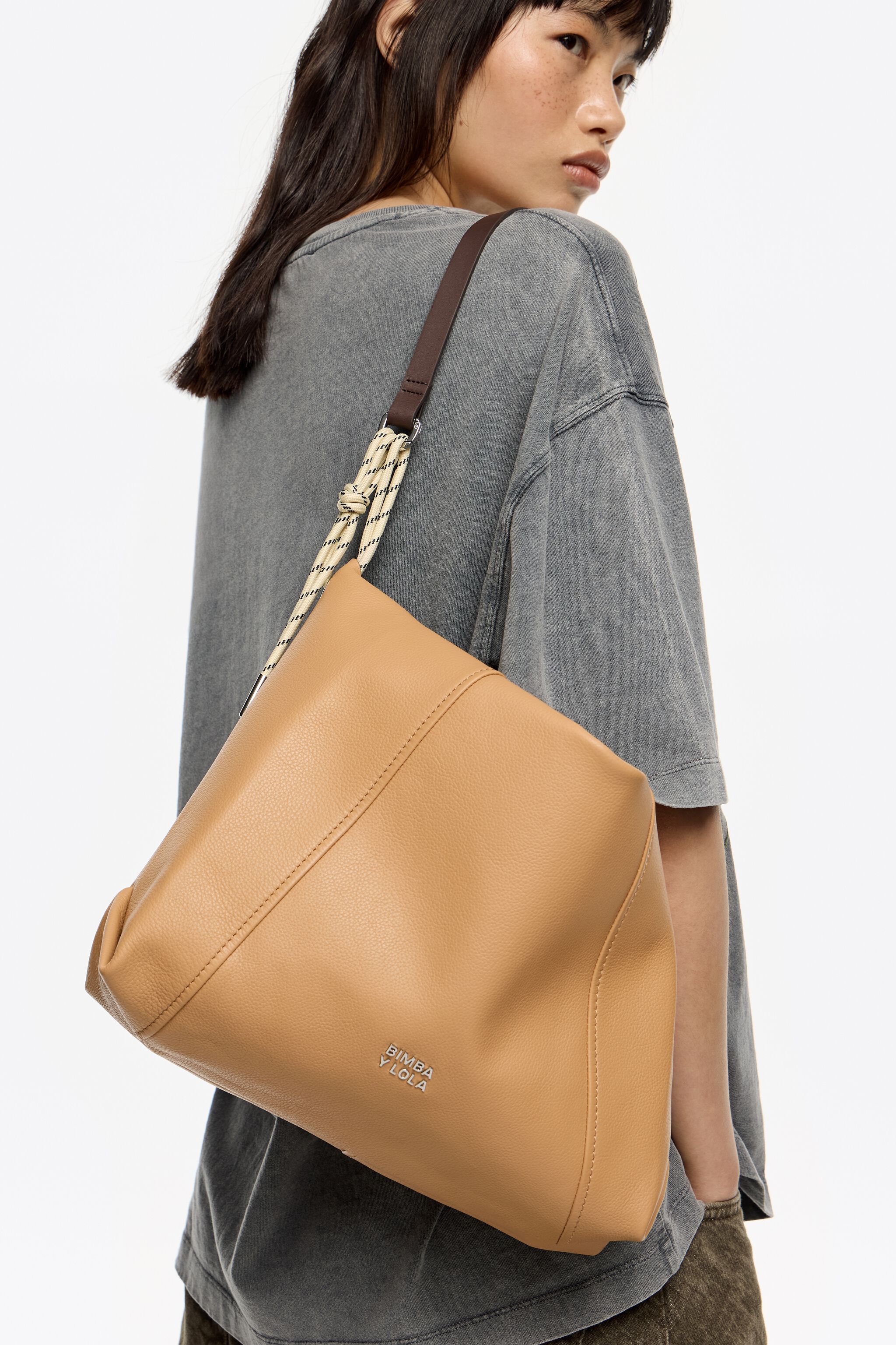 Bolso de papel de cuero Sahara mediano