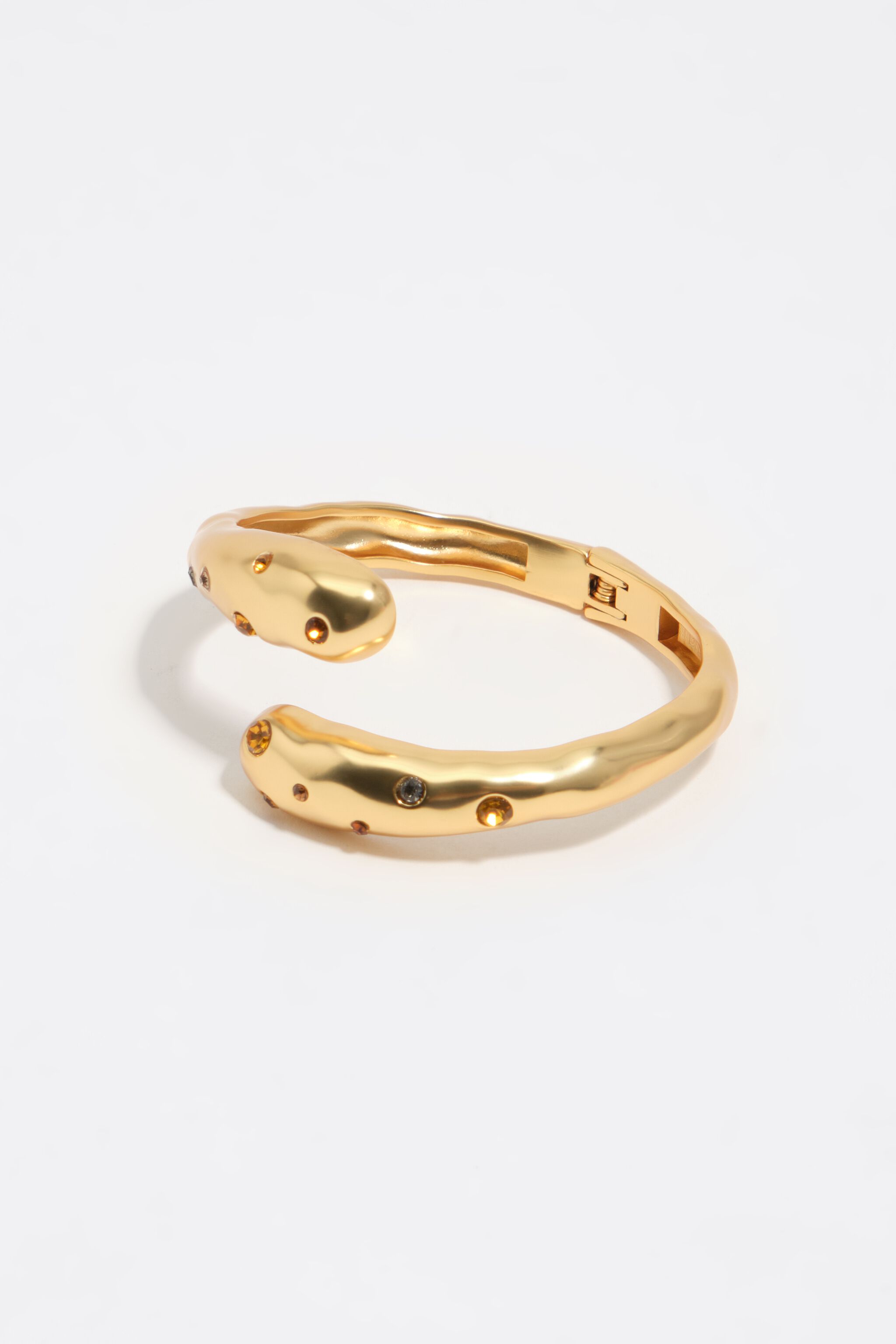 Pulsera de textura dorada mate con diseño cruzado y cristales