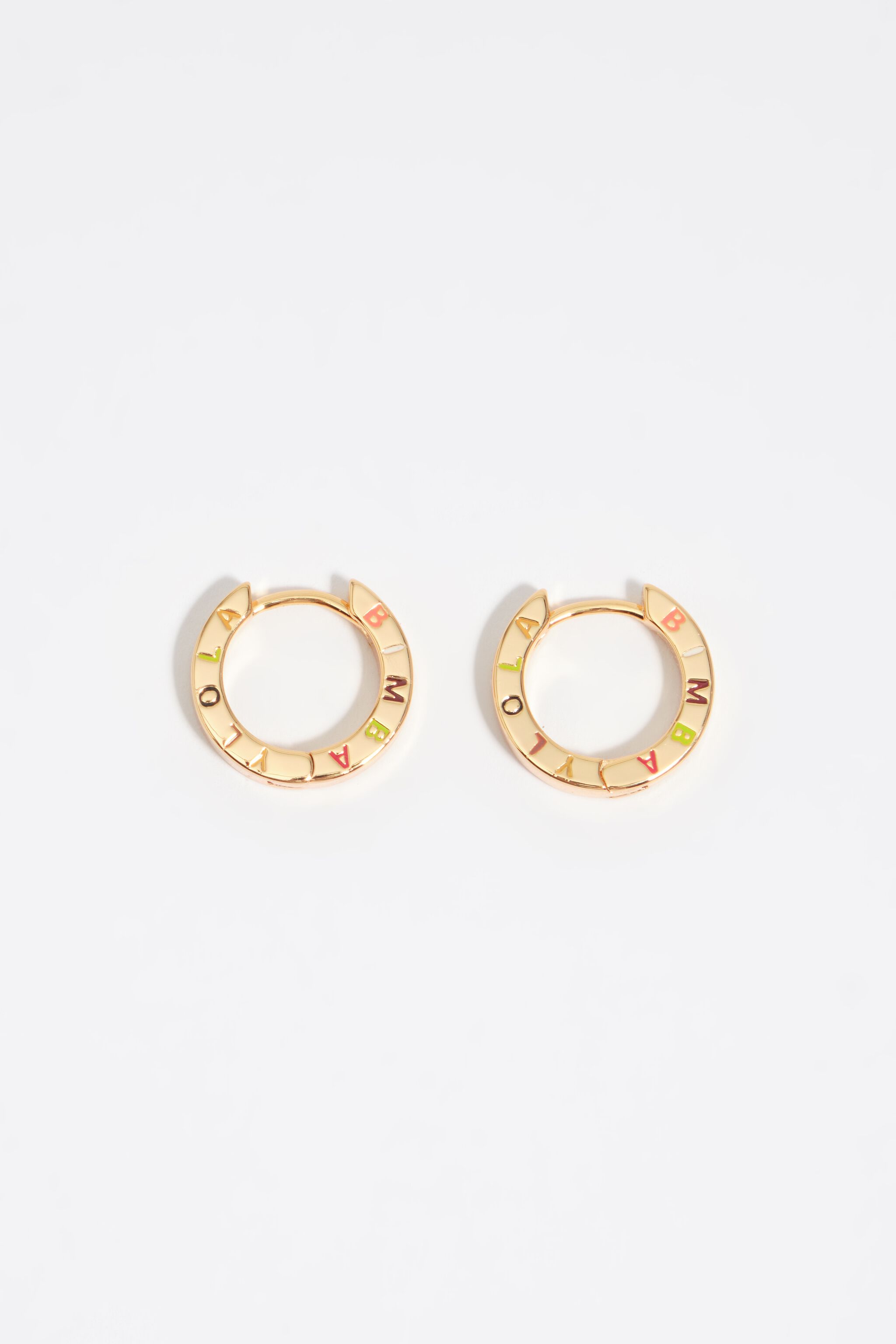 Aros de oreja con logotipo dorado