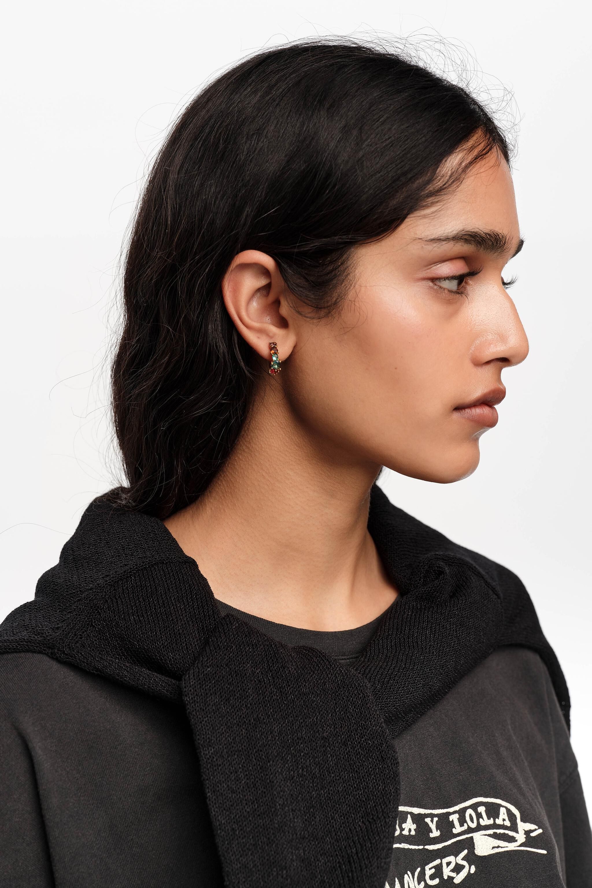 Aretes de aro con corazones de cristales dorados pequeños