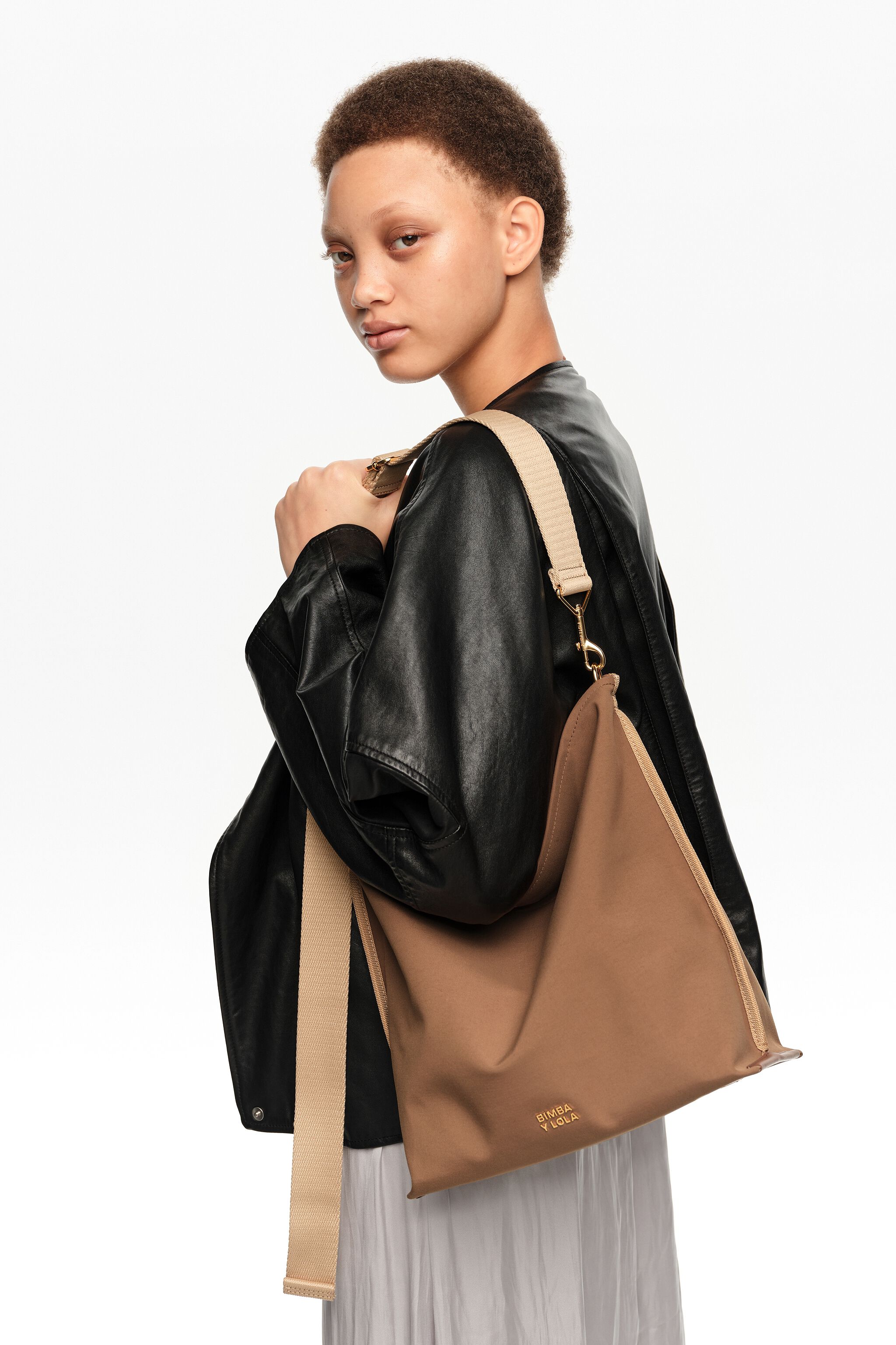 Bolso Carlino de gabardina canela mediano