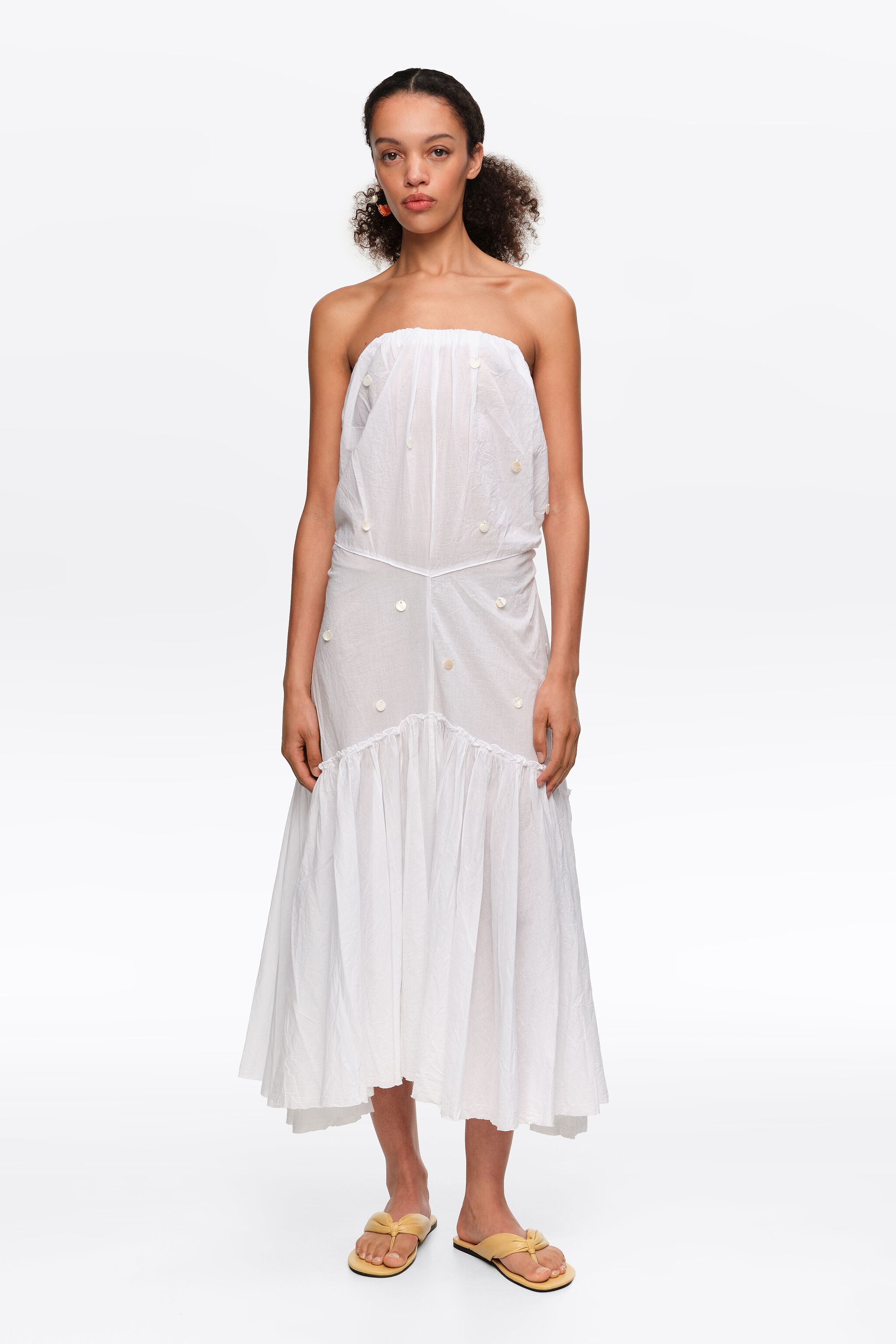 Vestido sin tirantes con volantes blanco