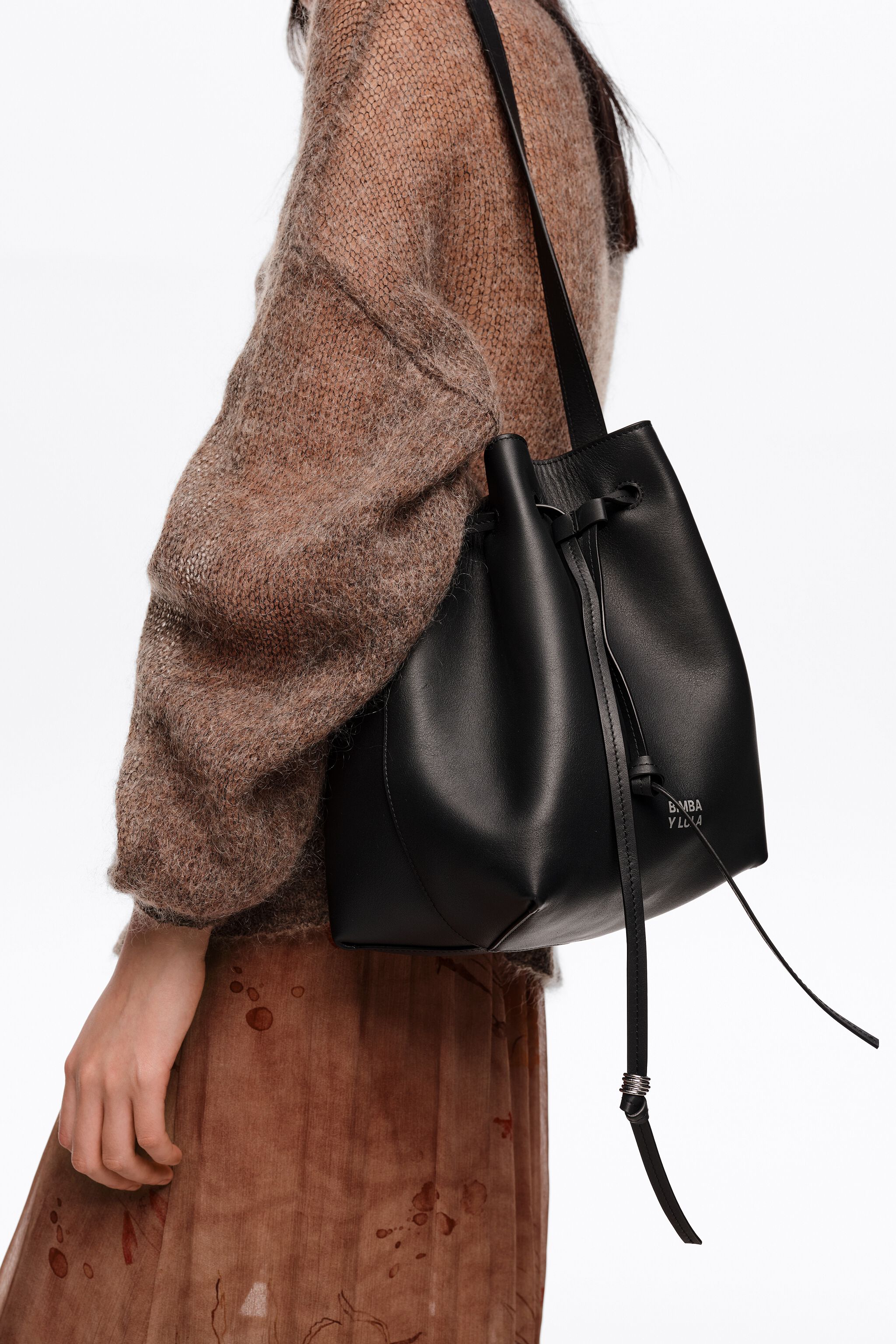 Bolso bandolera de cuero grande en tono grafito oscuro