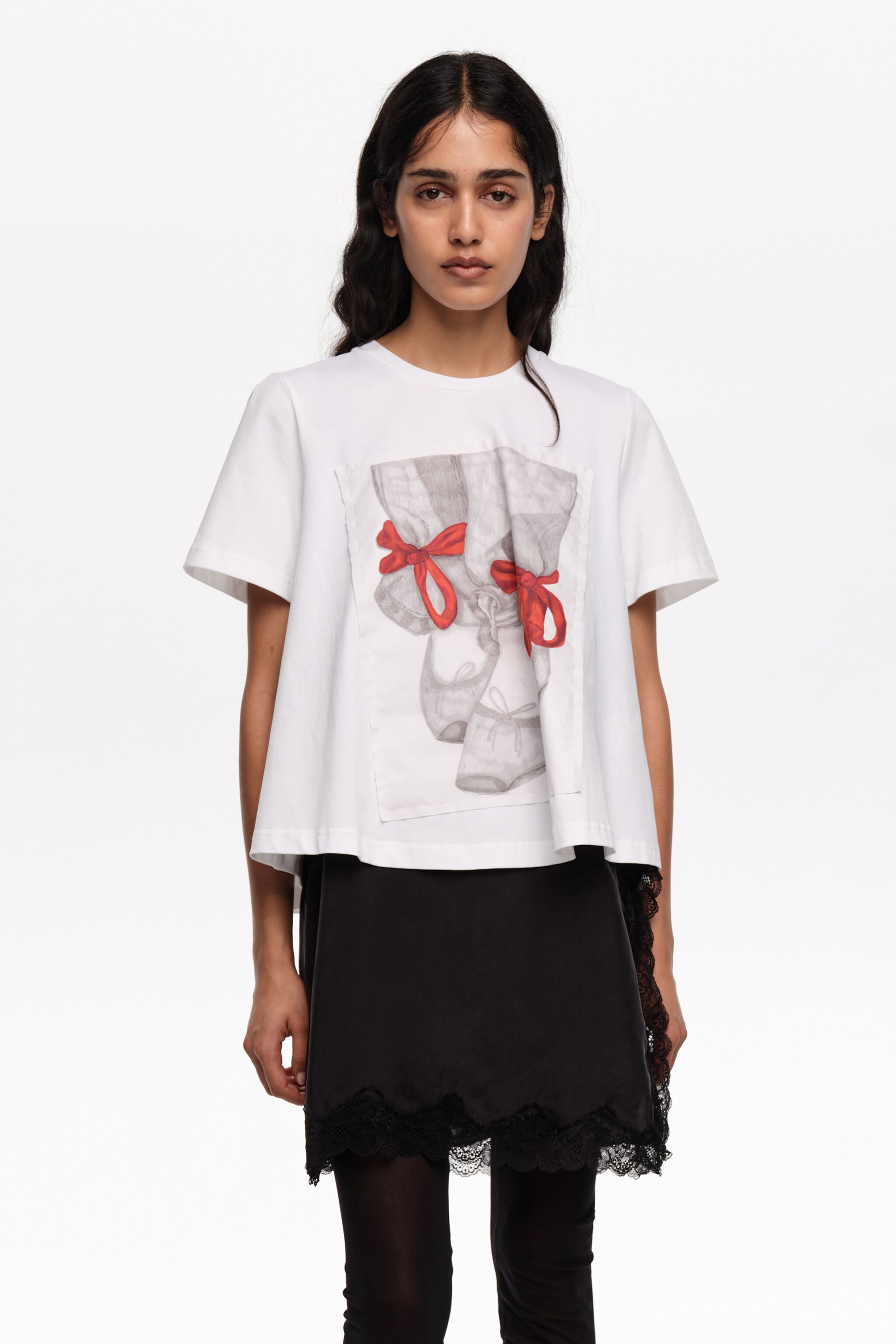 Camiseta de bailarina blanca con logotipo corte A