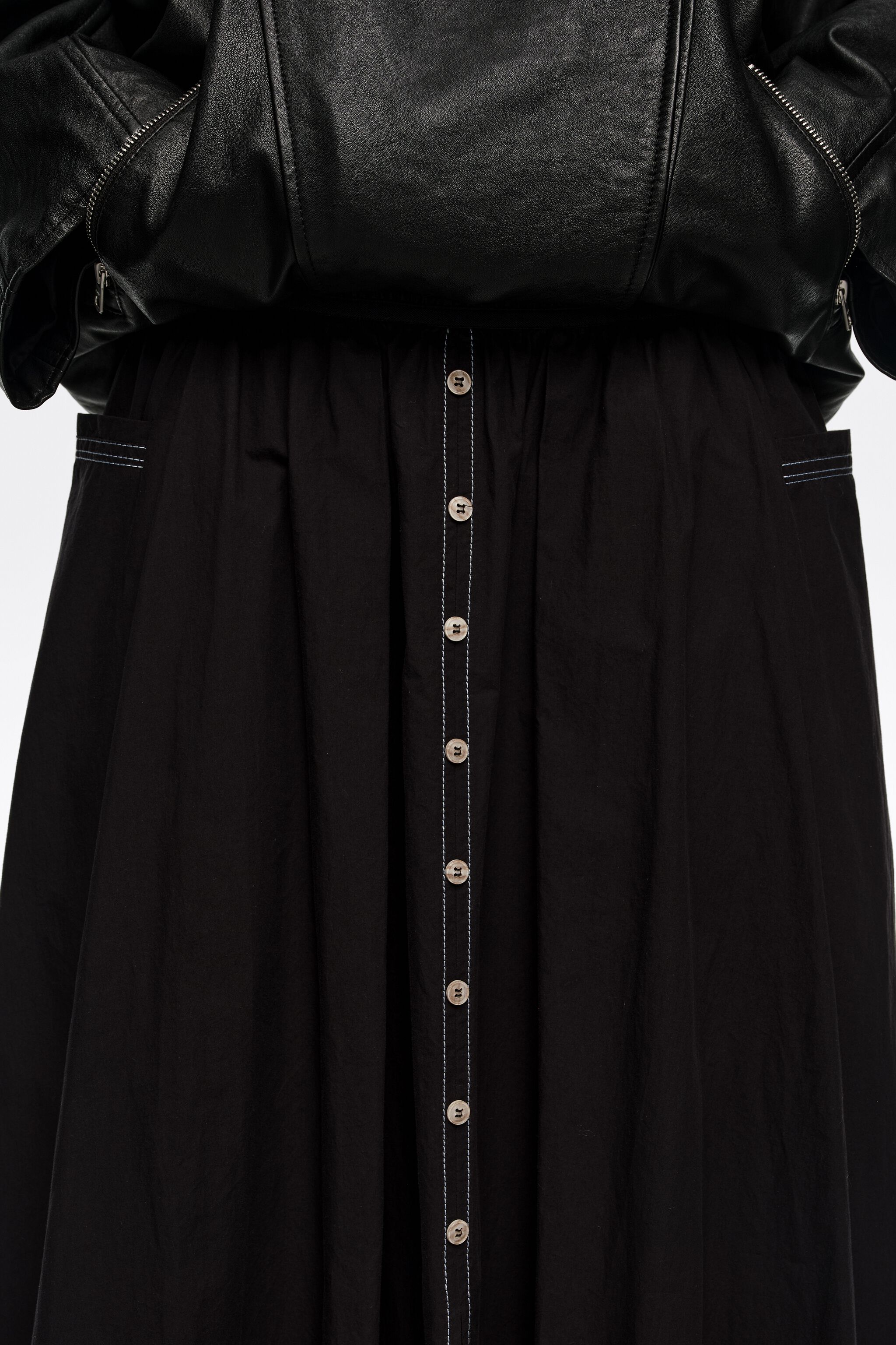 Falda A-line negra con botones
