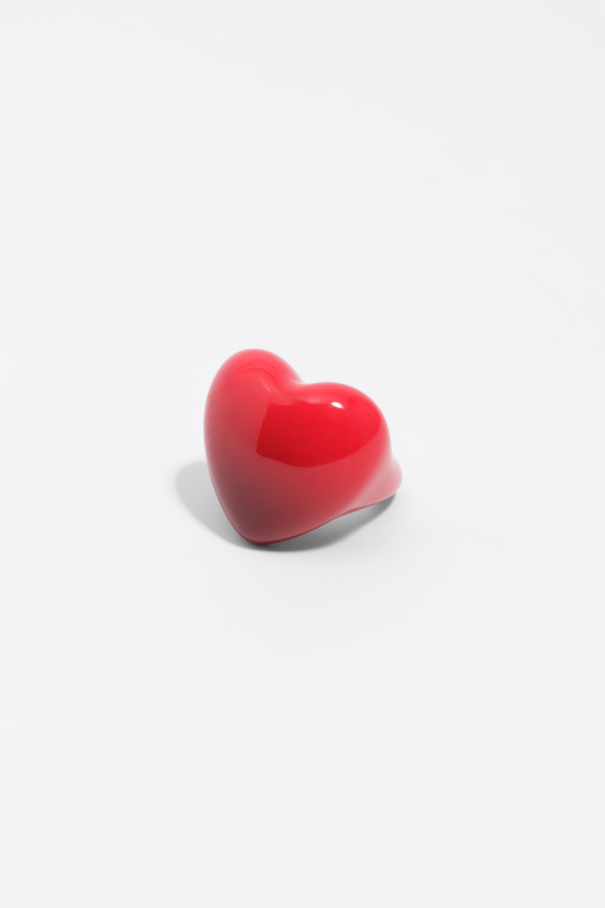 Anillo con corazón rojo