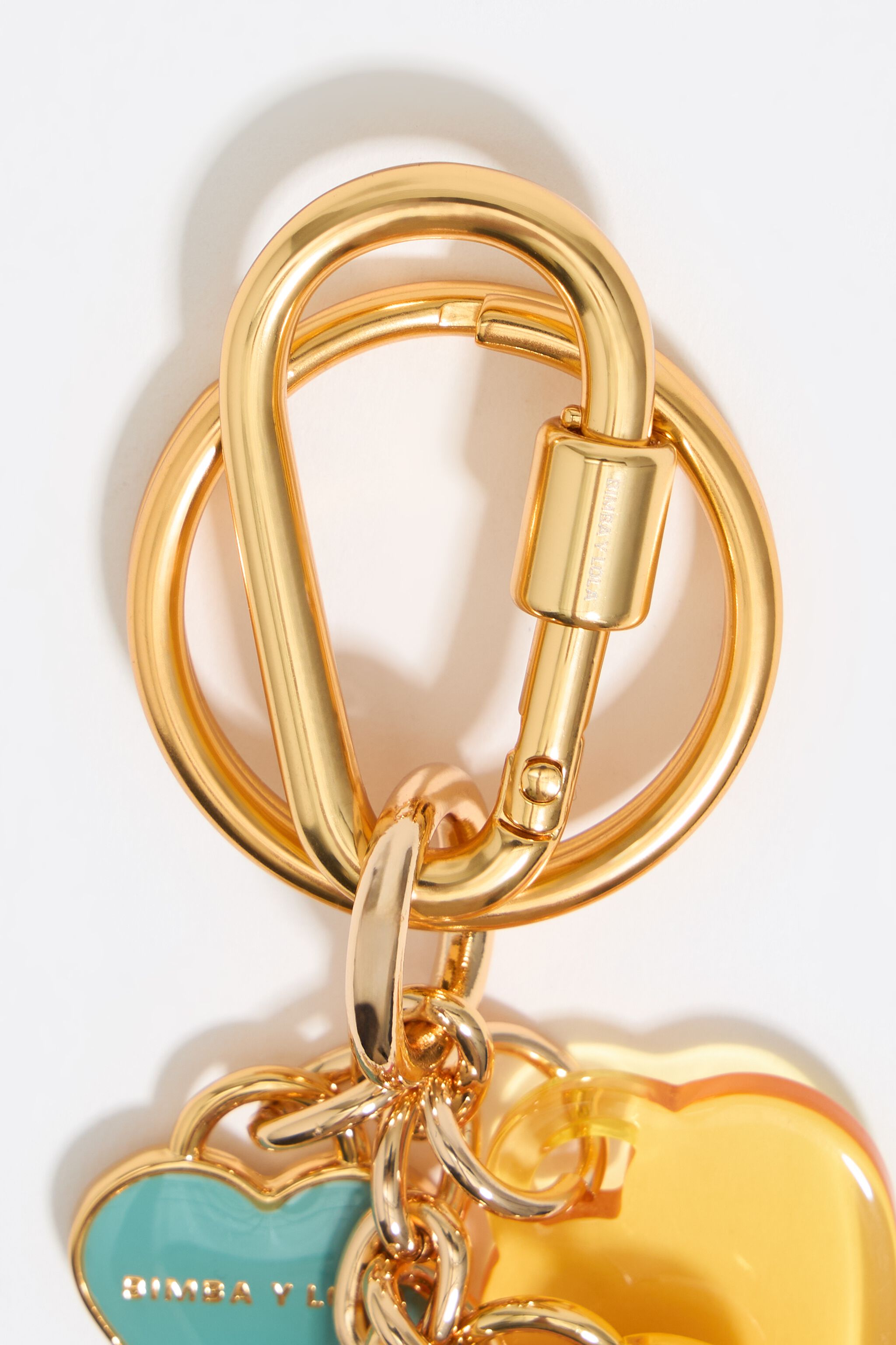 Anillo de llaves con corazones dorados