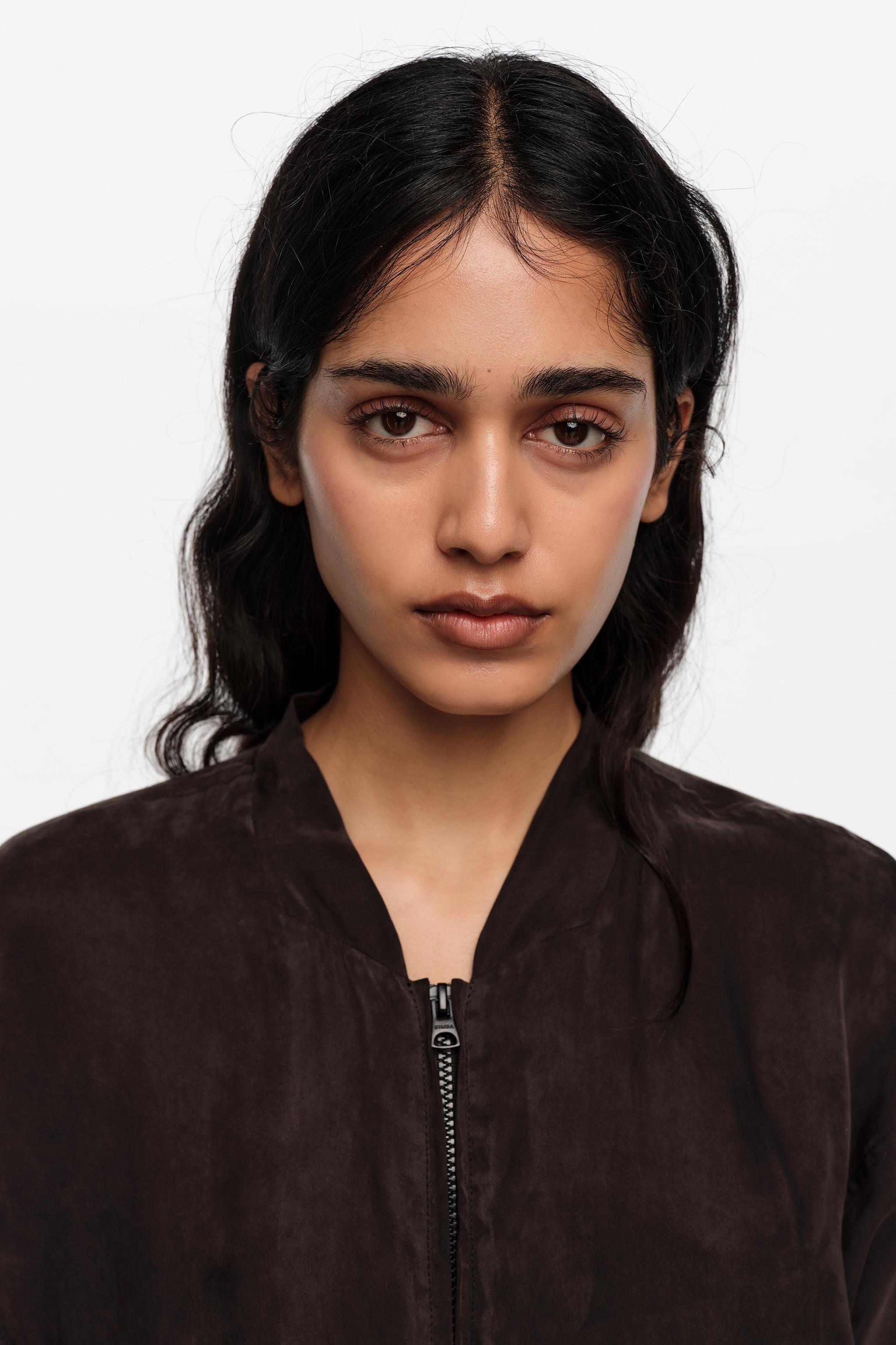 Chaqueta bomber fluida negra lavada