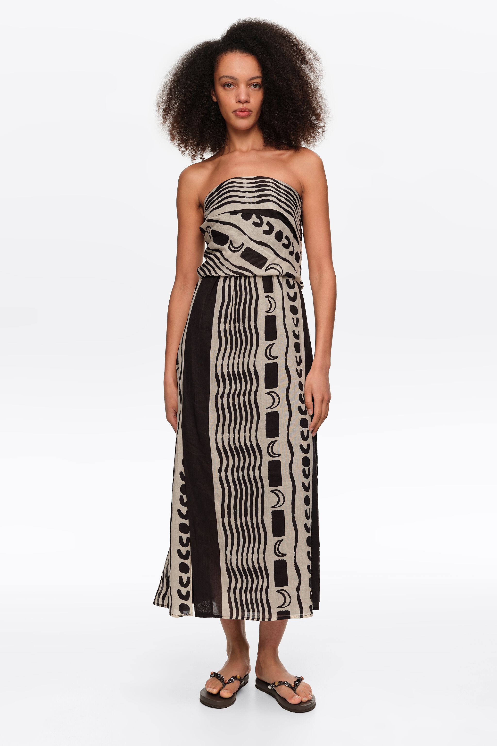 Vestido blanco sin tirantes con rayas lunares