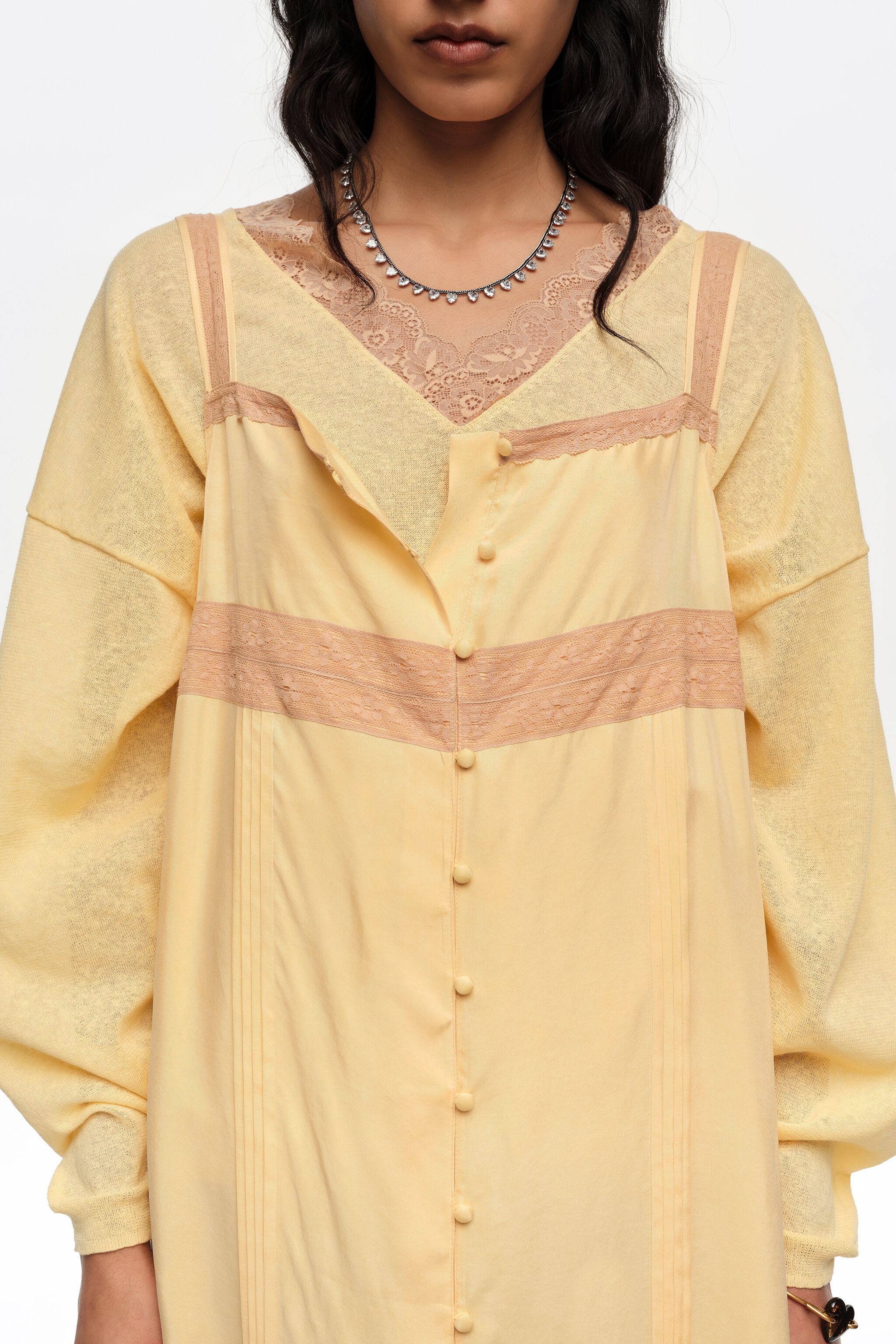 Vestido A-line amarillo con botones y encaje