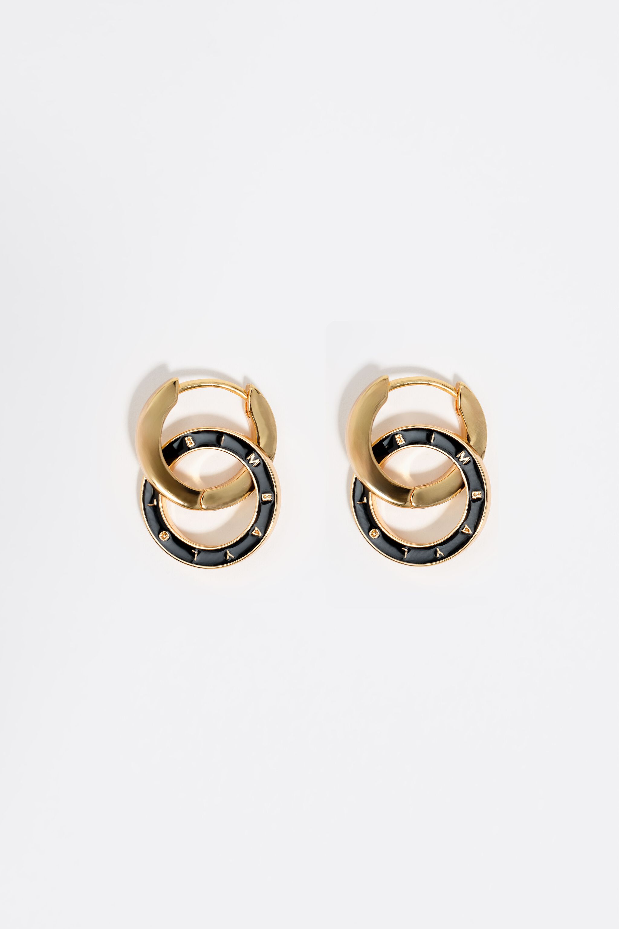 Aretes de doble aro con logotipo negro
