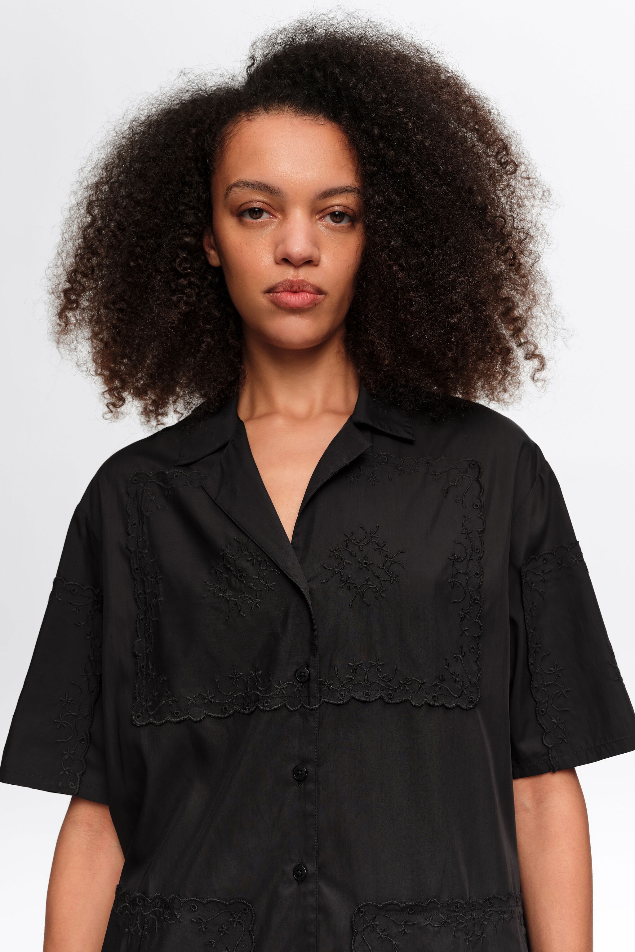 Camisa de patchwork con bordado de pañuelo negro