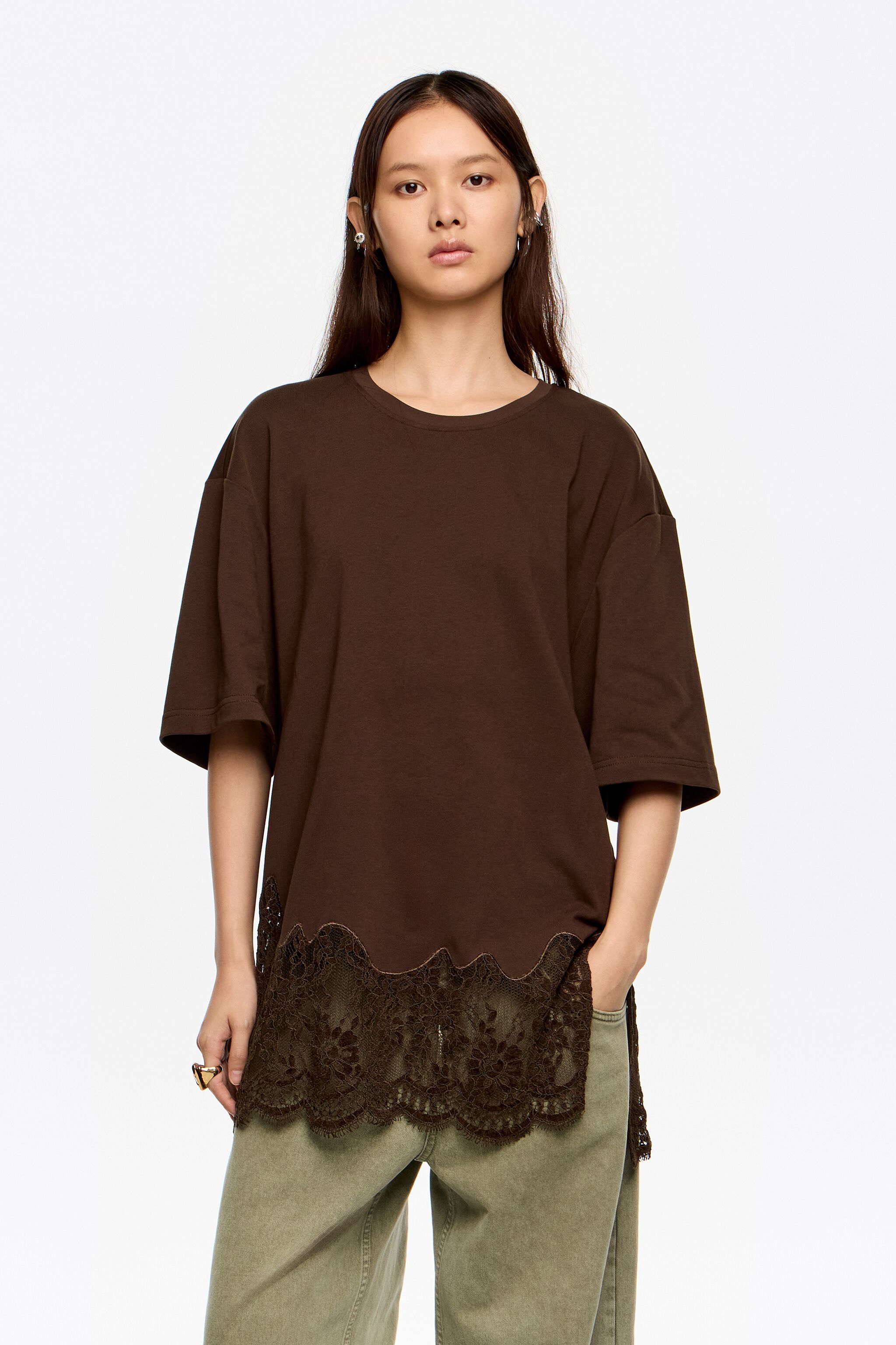 Camiseta de encaje marrón oscuro oversize