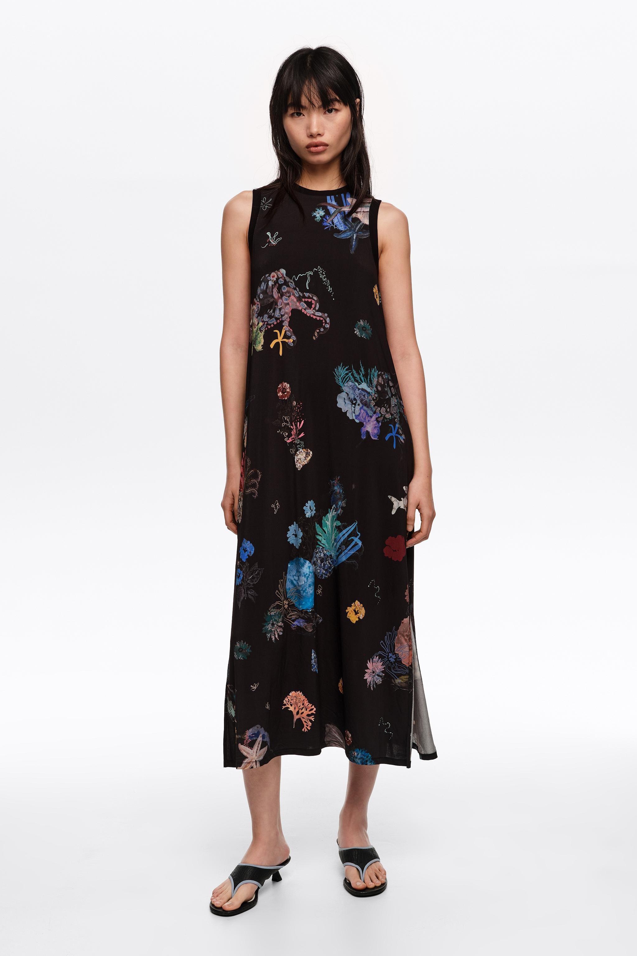 Vestido de camiseta sin mangas negro de corte fluido