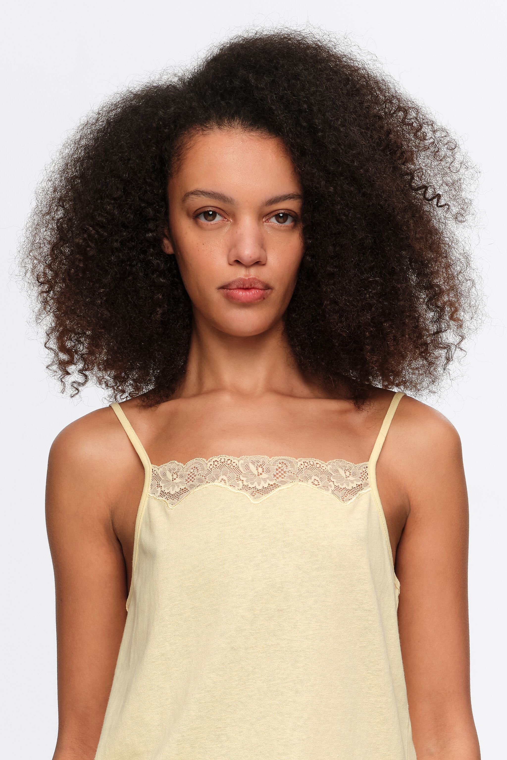 Top de encaje amarillo claro con tirantes