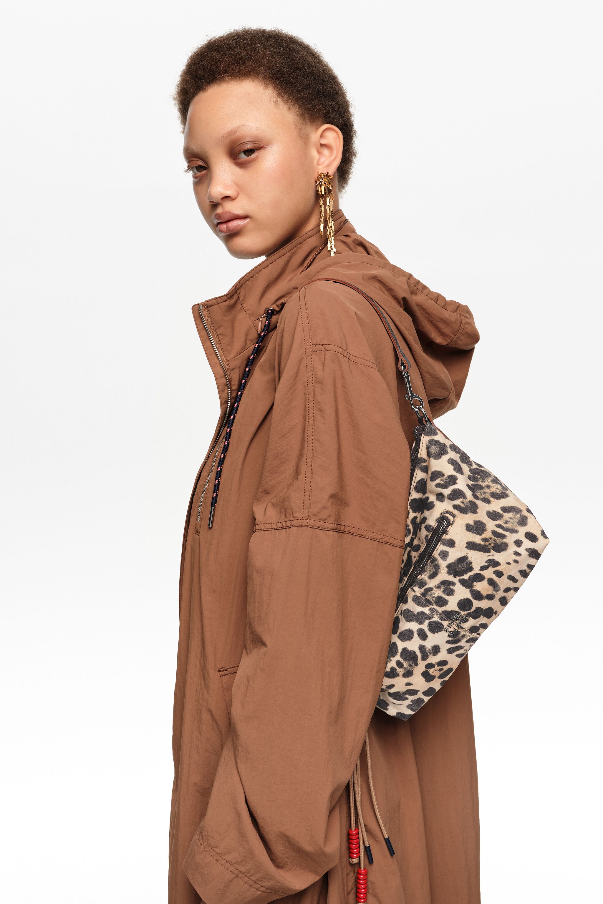 Bolso trapecio natural con estampado de leopardo