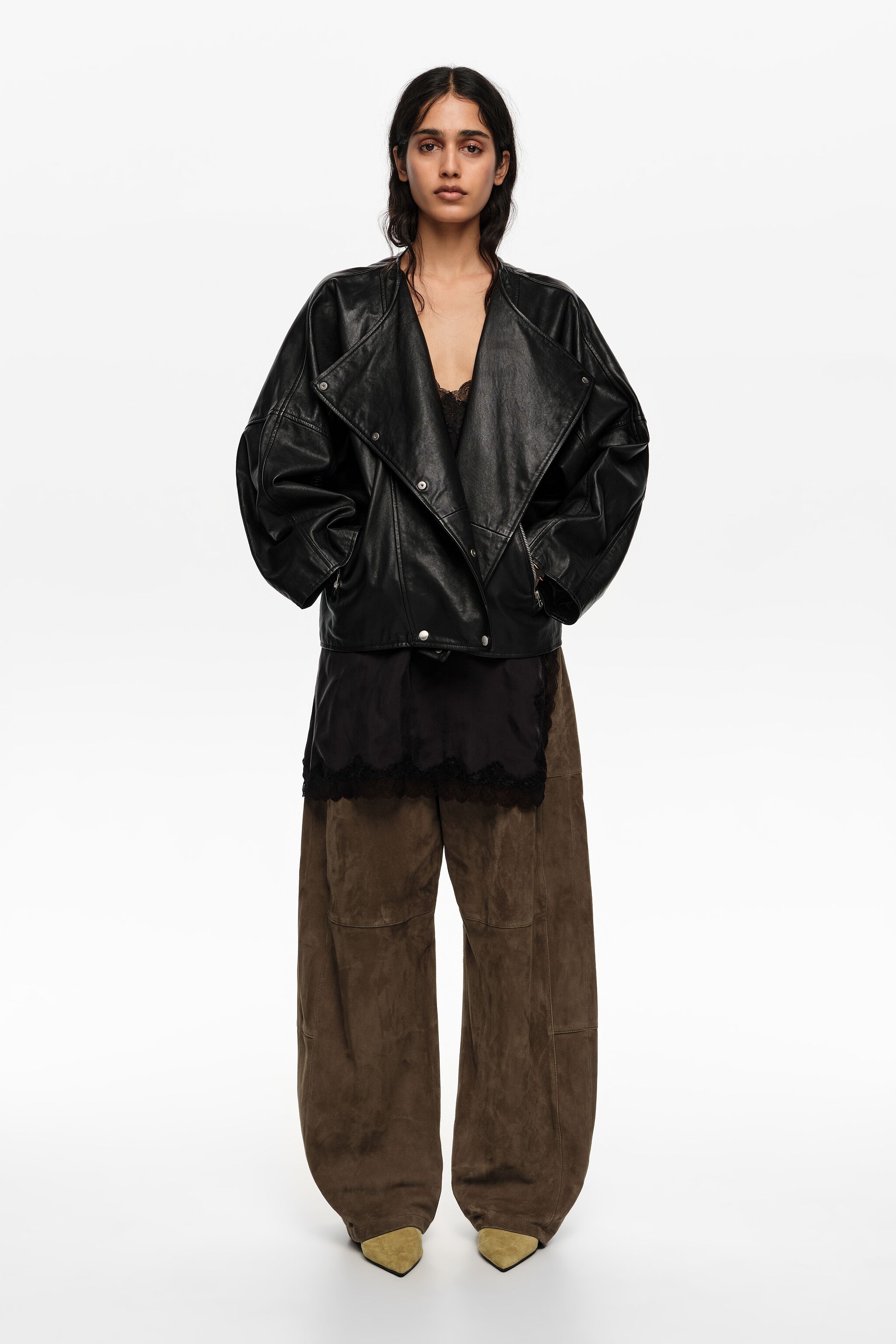 Chaqueta de cuero negro con doble botonadura