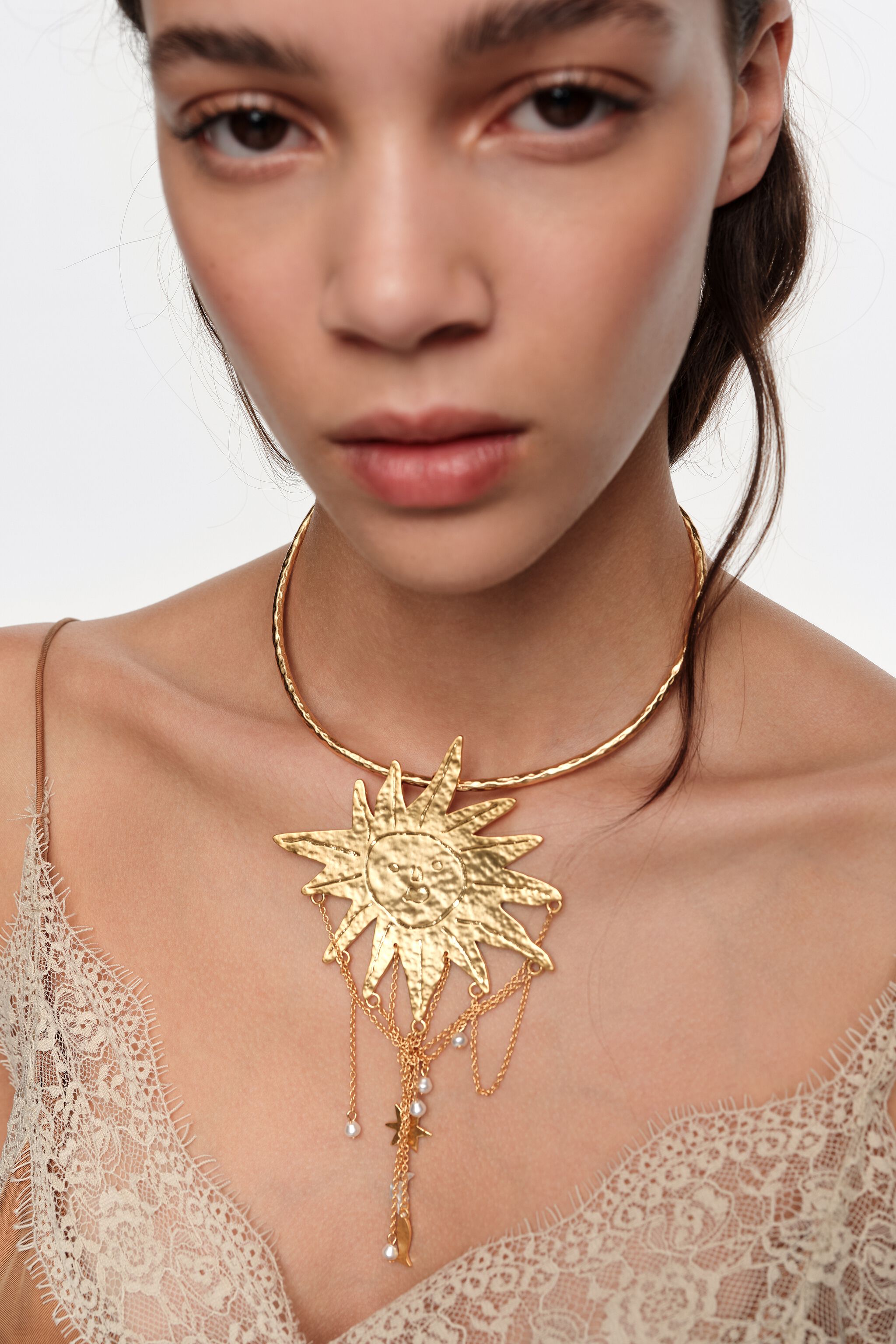 Collar de sol y luna con cadenas de oro cepillado y perlas