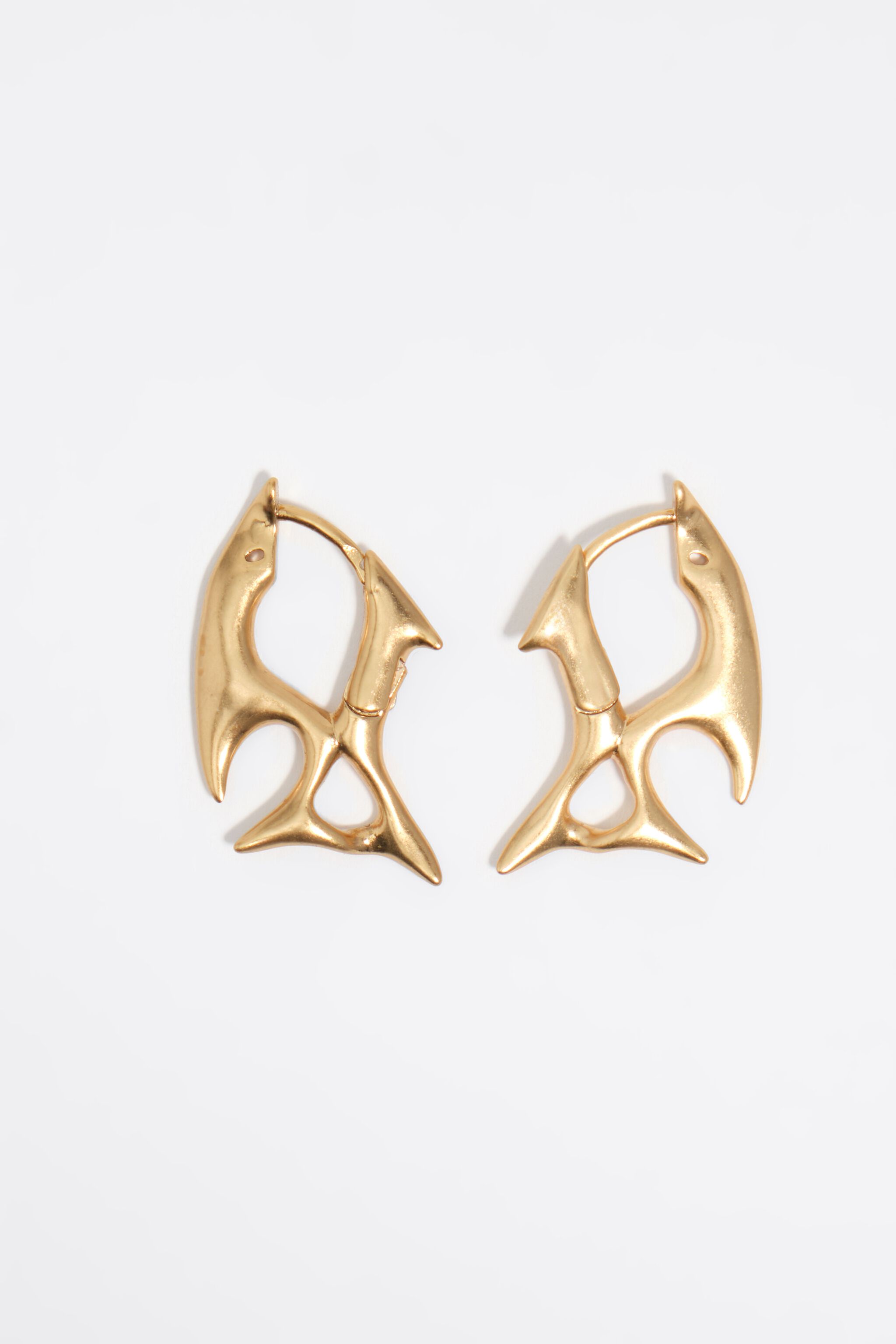 Aretes de aro dorado con forma de pez