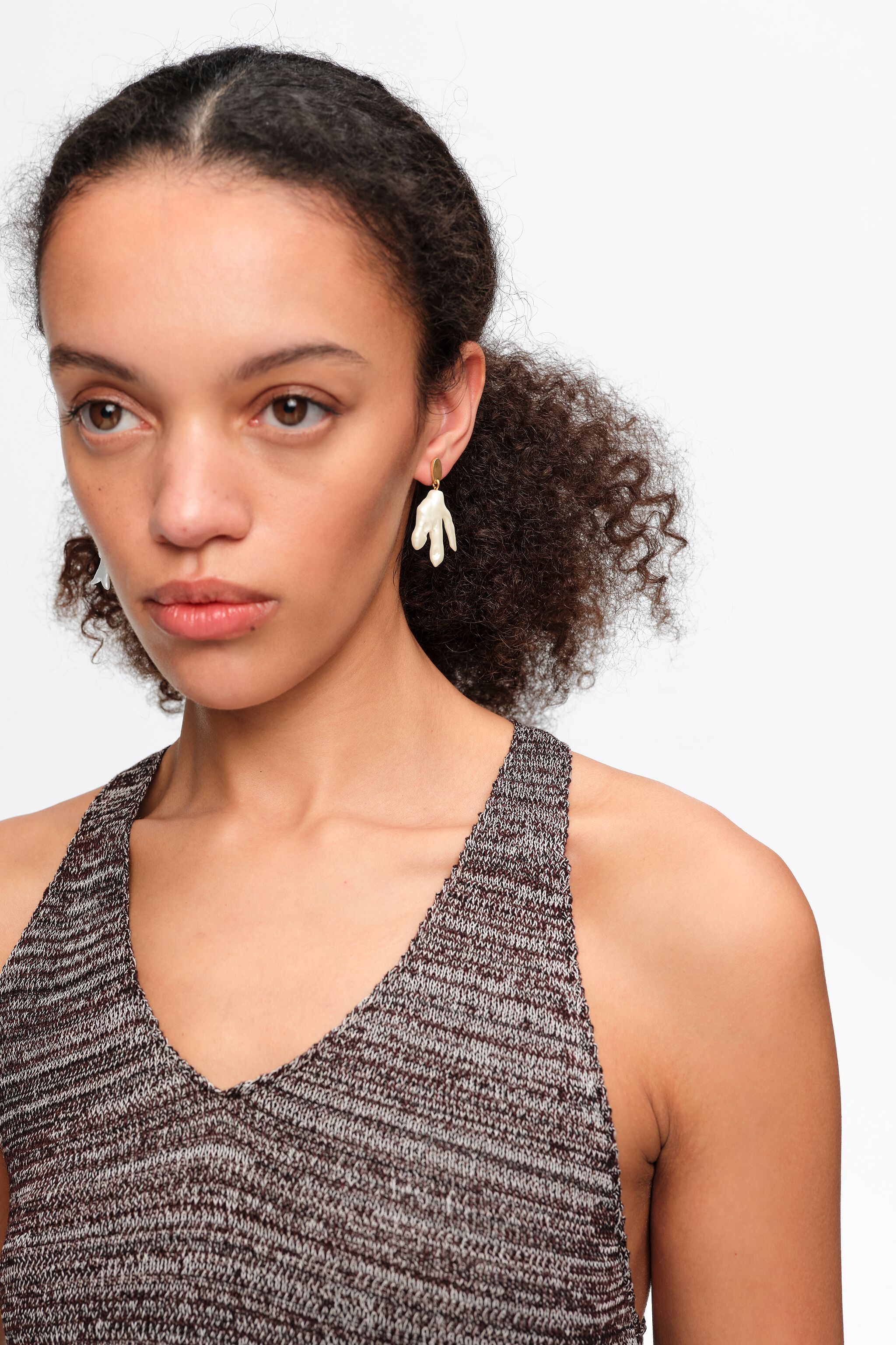 Aretes de perla de oro envejecido y pez
