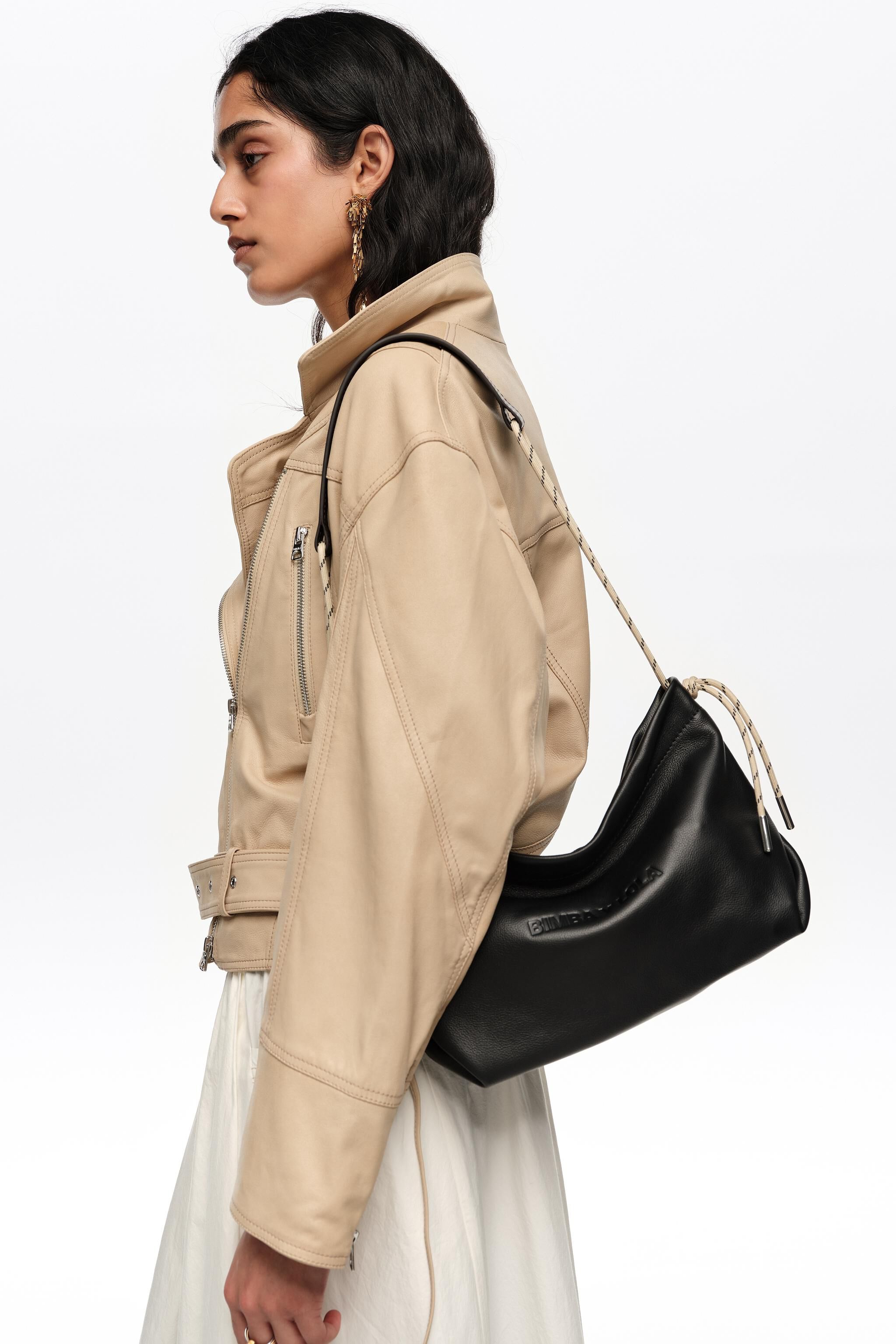 Bolso de hombro negro de cuero mediano