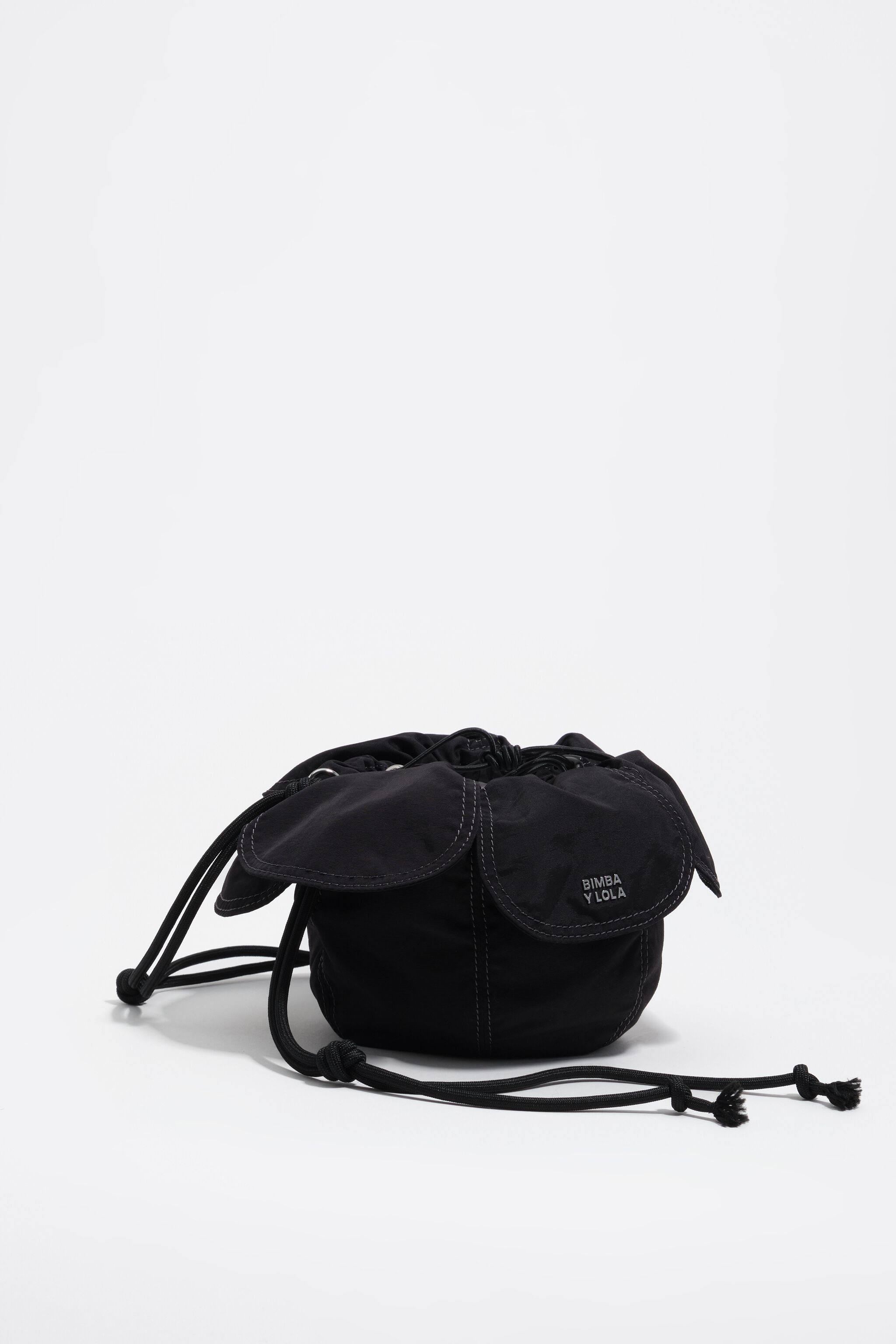 Bolso Pétalo tejido negro