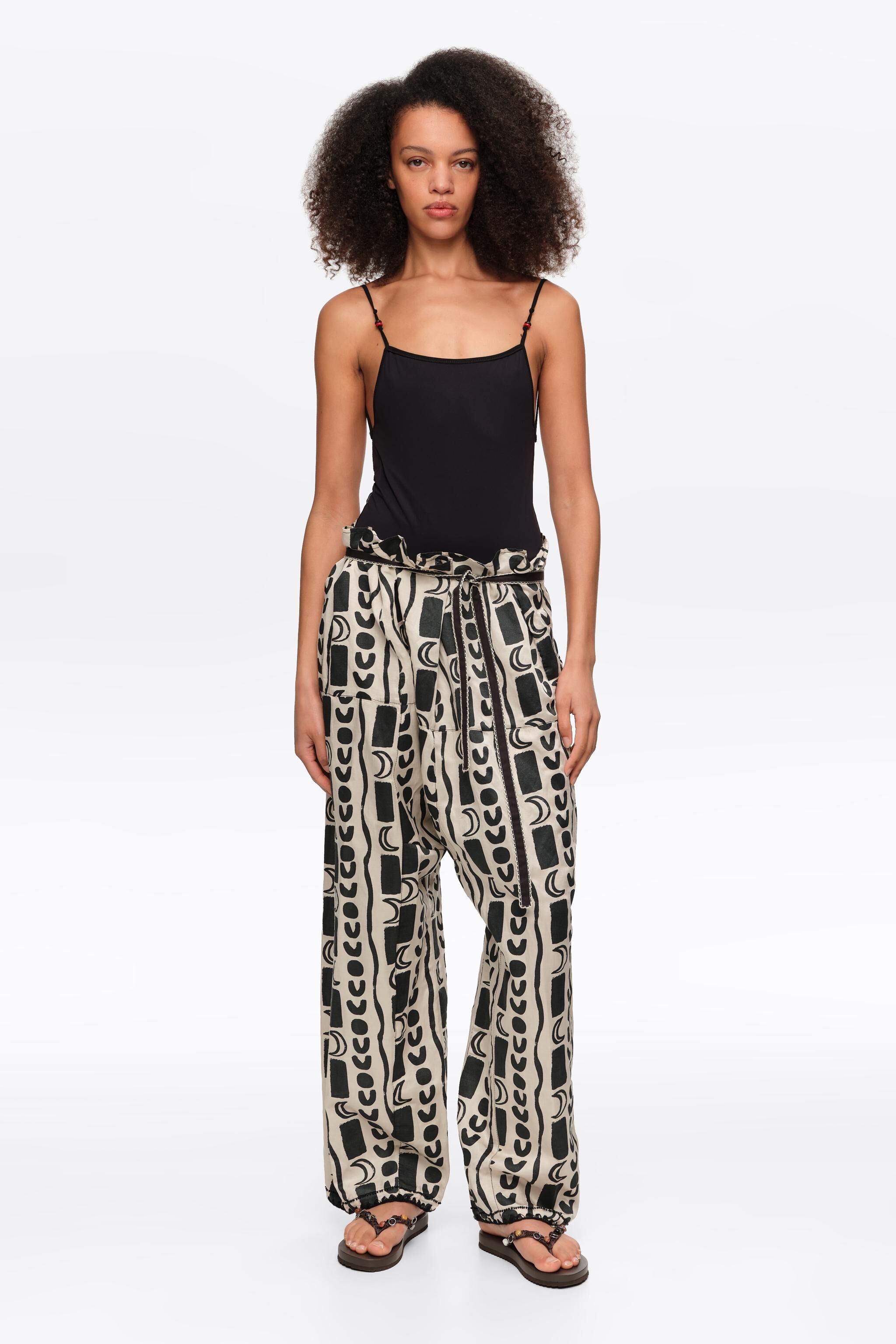 Pantalones rectos blancos con rayas de luna