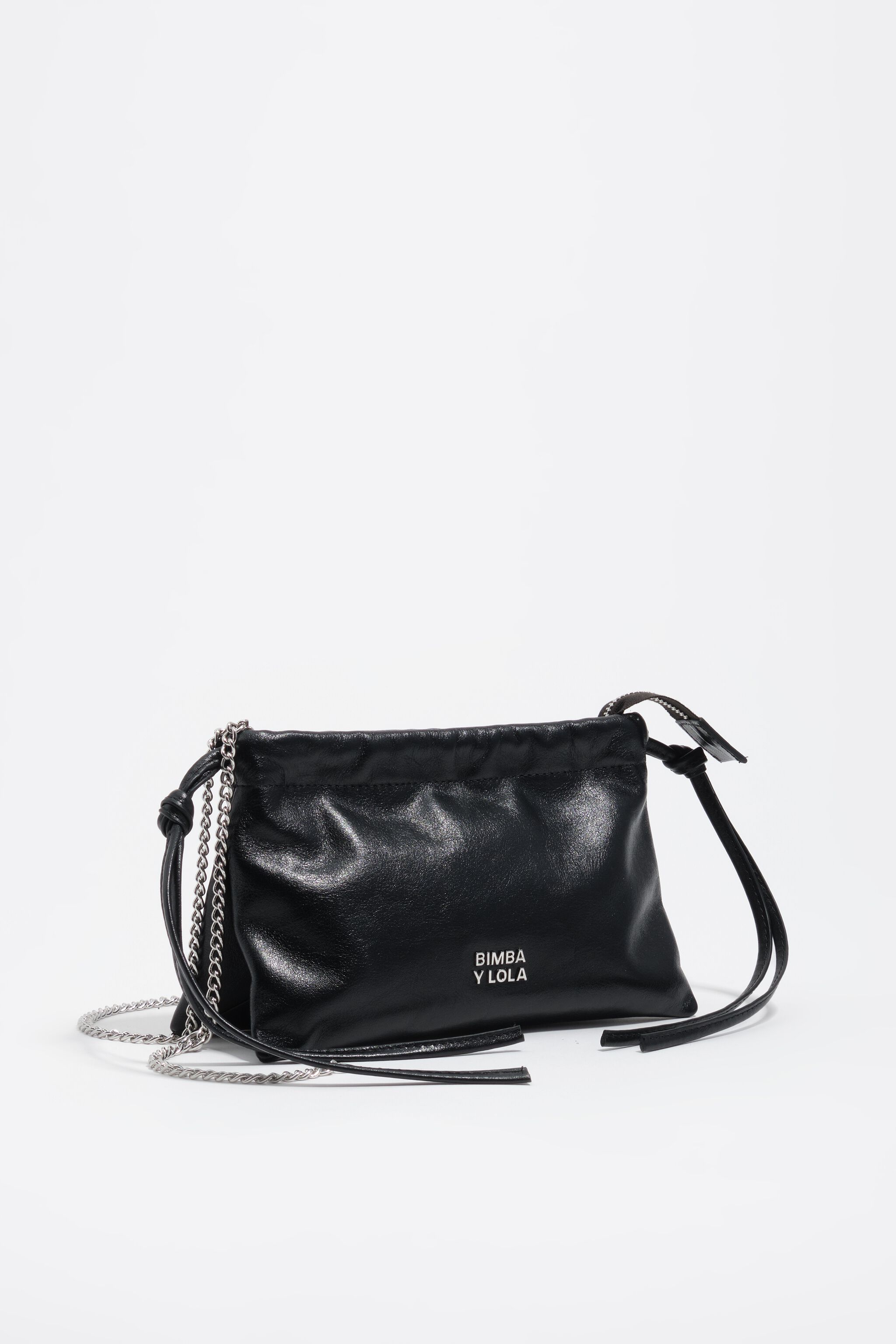 Bolso de mano pequeño de cuero negro